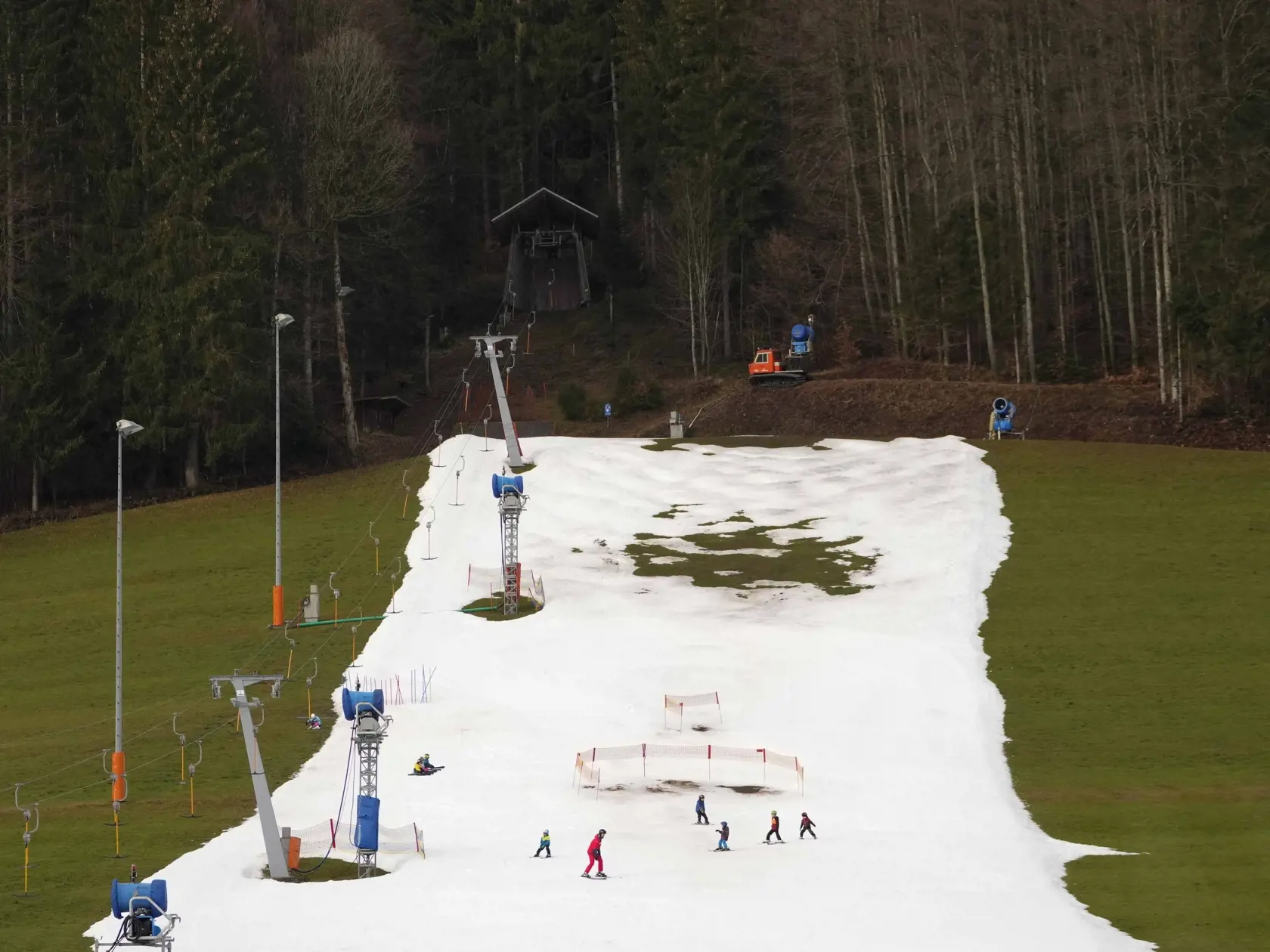 JB 37 Ruhpolding - Deti sa lyžujú na svahu so slabou pokrývkou snehu v nemeckom Ruhpoldingu 11. januára 2023. Na horách v Nemecku pokračuje výnimočné oteplenie. Výška snehovej pokrývky v nemeckých pohoriach je na túto ročnú dobu podpriemerná a topí sa. FOTO TASR/AP

Kids ski on a slope in Ruhpolding, Germany, Wednesday, Jan. 11, 2023. Much of the Alps just don't look right for this time of year. Sparse snowfall and unseasonably warm winter weather in Europe's central mountains are allowing grass