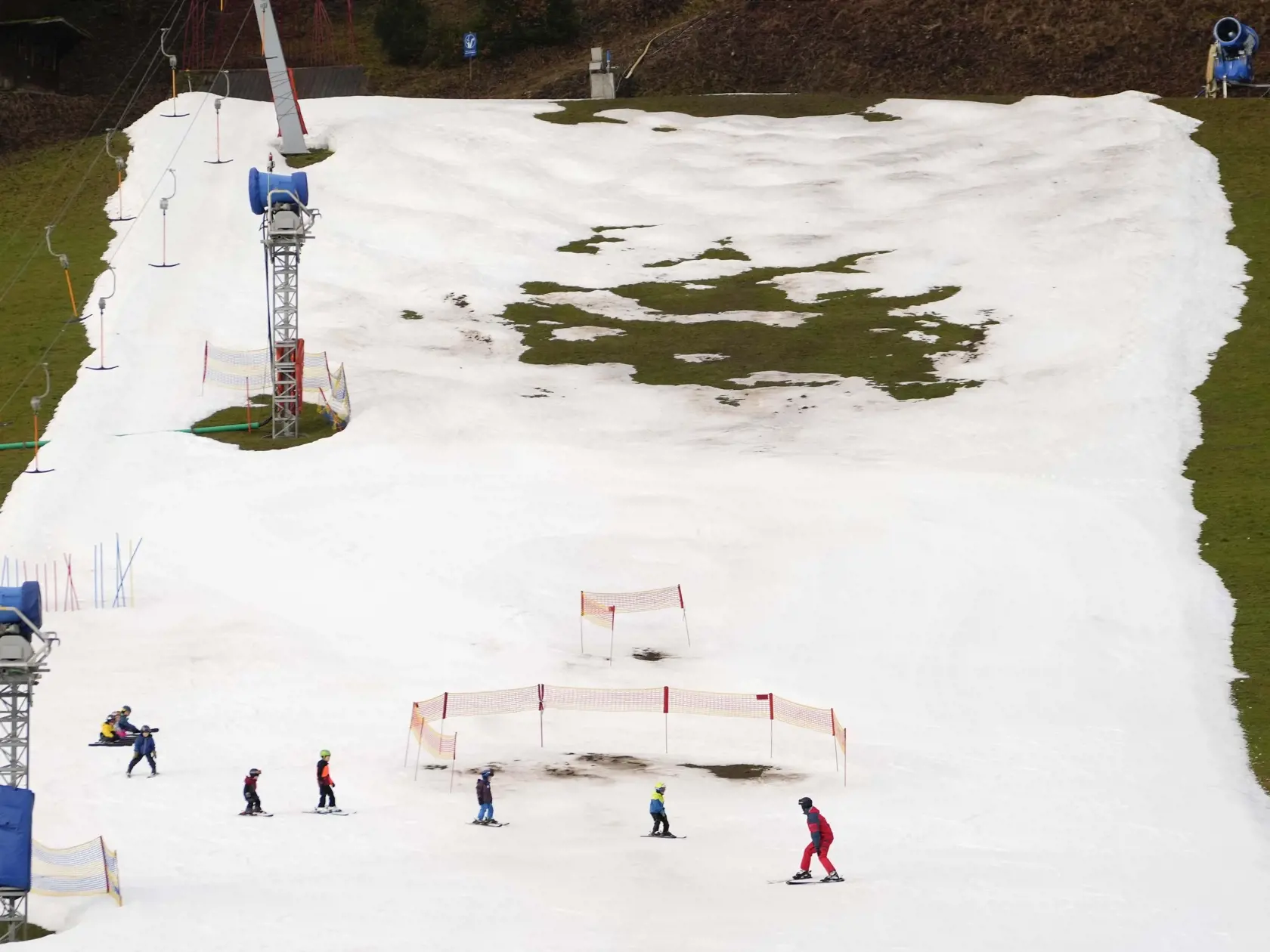 JB 36 Ruhpolding - Deti sa lyžujú na svahu so slabou pokrývkou snehu v nemeckom Ruhpoldingu 11. januára 2023. Na horách v Nemecku pokračuje výnimočné oteplenie. Výška snehovej pokrývky v nemeckých pohoriach je na túto ročnú dobu podpriemerná a topí sa. FOTO TASR/AP

Kids ski on a slope in Ruhpolding, Germany, Wednesday, Jan. 11, 2023. Much of the Alps just don't look right for this time of year. Sparse snowfall and unseasonably warm winter weather in Europe's central mountains are allowing grass