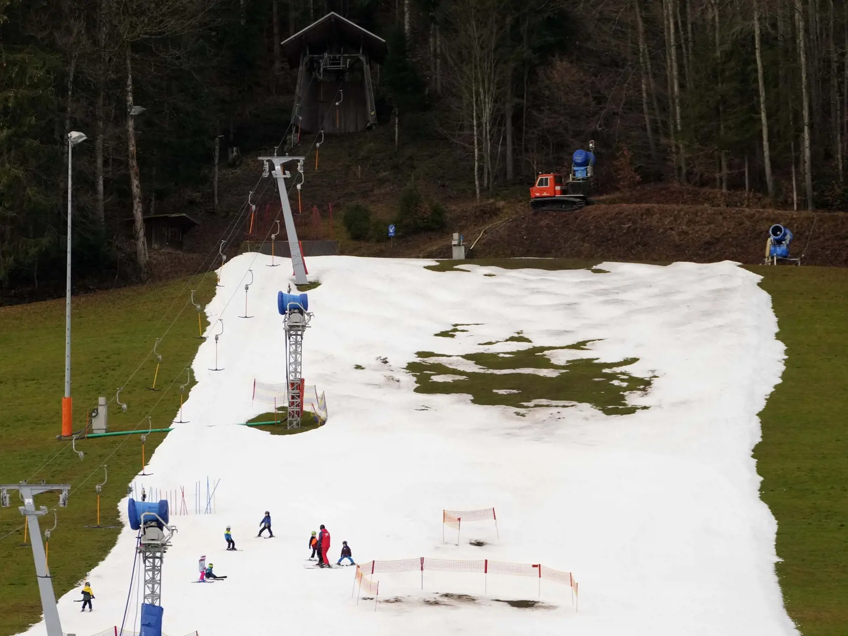JB 35 Ruhpolding - Deti sa lyžujú na svahu so slabou pokrývkou snehu v nemeckom Ruhpoldingu 11. januára 2023. Na horách v Nemecku pokračuje výnimočné oteplenie. Výška snehovej pokrývky v nemeckých pohoriach je na túto ročnú dobu podpriemerná a topí sa. FOTO TASR/AP

Kids ski on a slope in Ruhpolding, Germany, Wednesday, Jan. 11, 2023. Much of the Alps just don't look right for this time of year. Sparse snowfall and unseasonably warm winter weather in Europe's central mountains are allowing grass