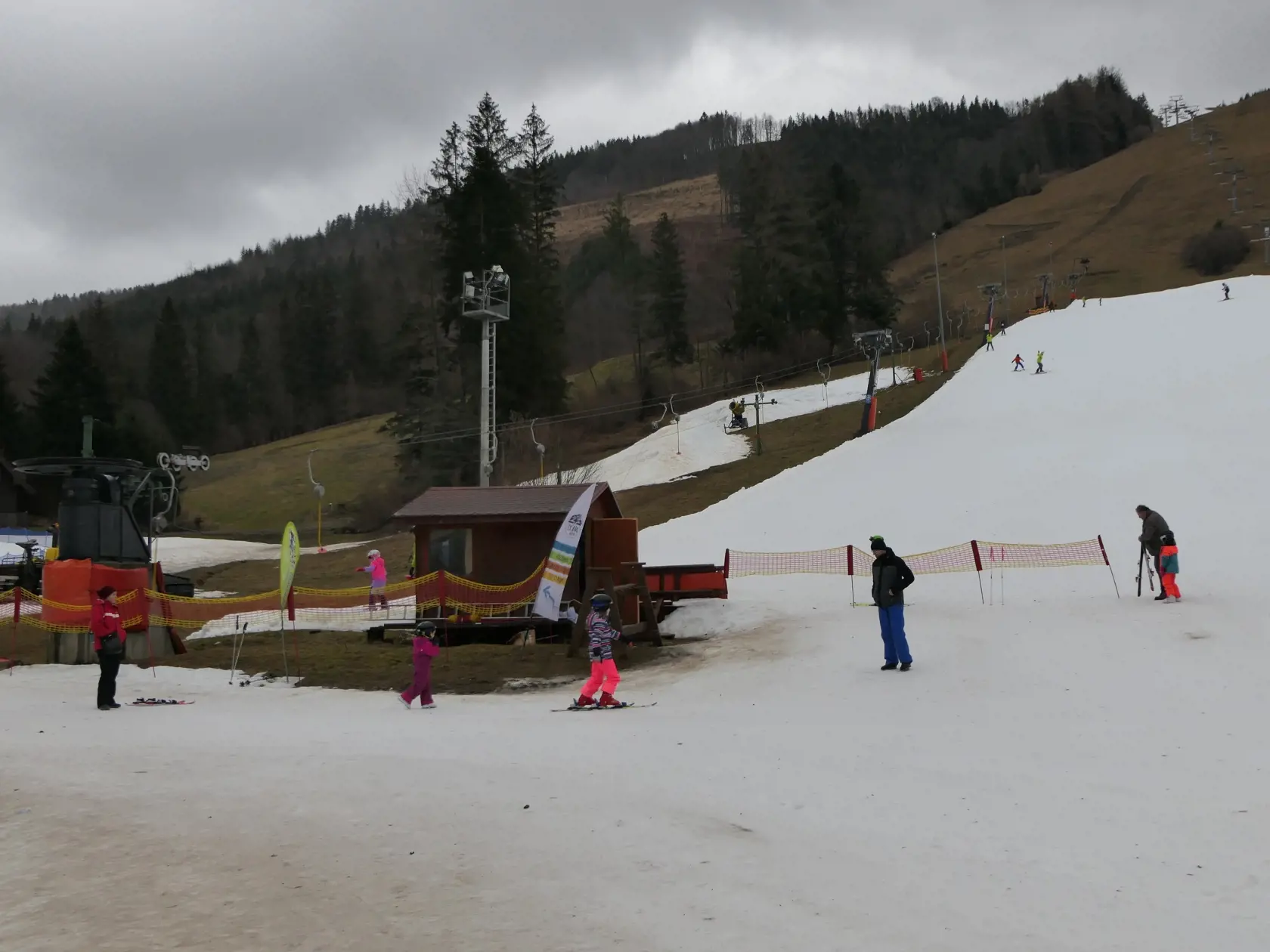 Na snímke lyžiari na svahu počas lyžovačky vo Vrátnej doline 5. januára 2023. FOTO TASR - Erika Ďurčová
