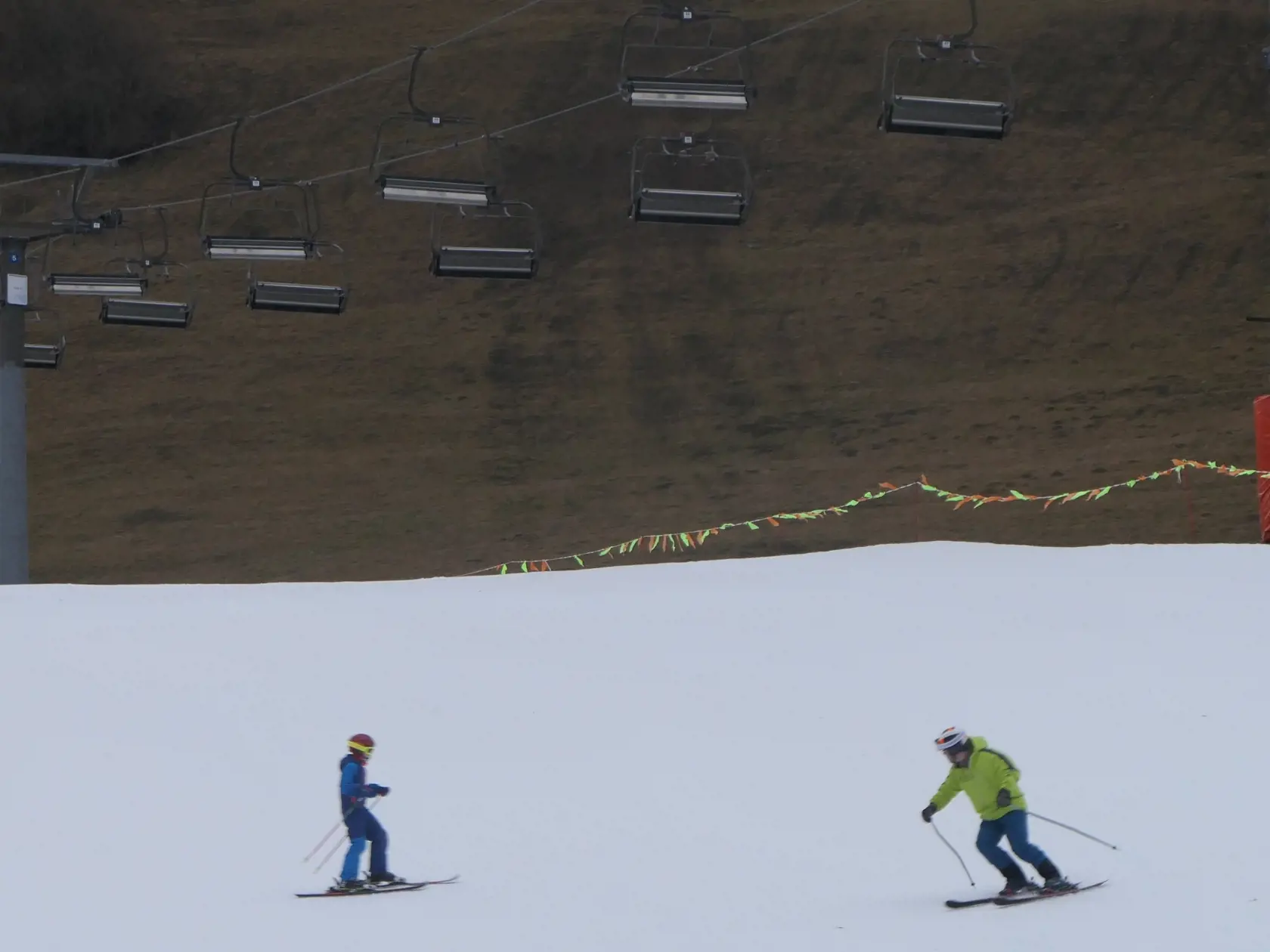 Na snímke lyžiari na svahu počas lyžovačky vo Vrátnej doline 5. januára 2023. FOTO TASR - Erika Ďurčová
