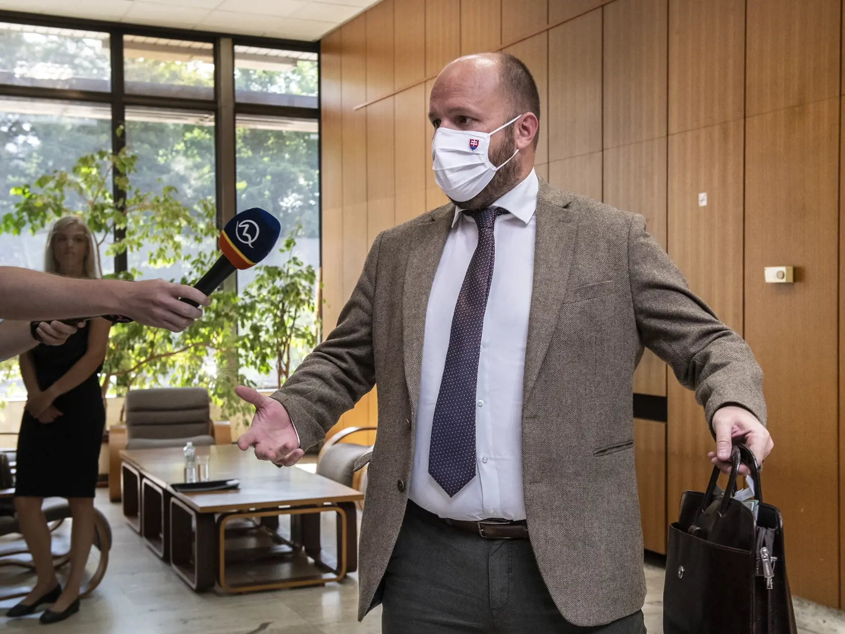 Na snímke minister obrany Jaroslav Naď (OĽANO) pred rokovaním 18. schôdze vlády SR v Bratislave v stredu 23. júna 2021. FOTO TASR - Pavel Neubauer