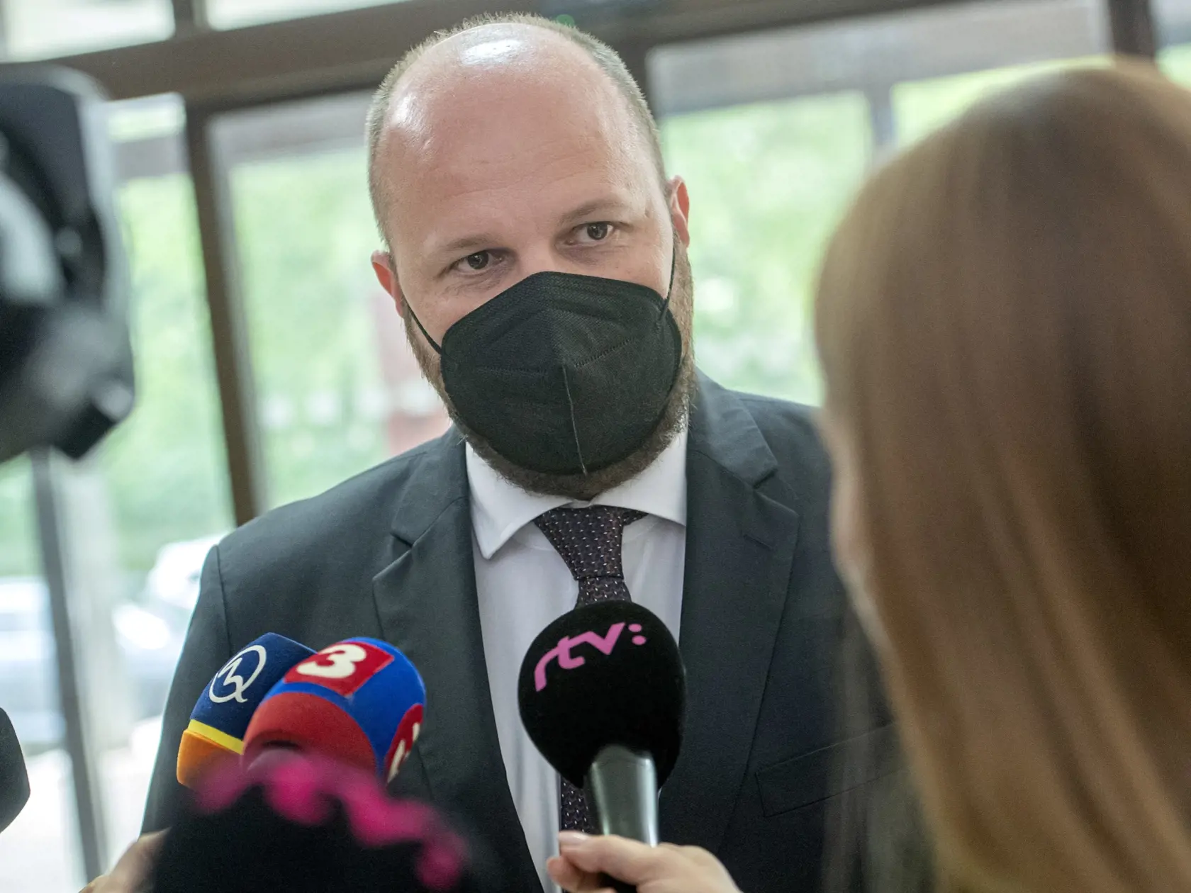 Na snímke minister obrany SR Jaroslav Naď (OĽaNO) prchádza na 12. rokovanie vlády SR 19. mája 2021 v Bratislave. FOTO TASR - Martin Baumann