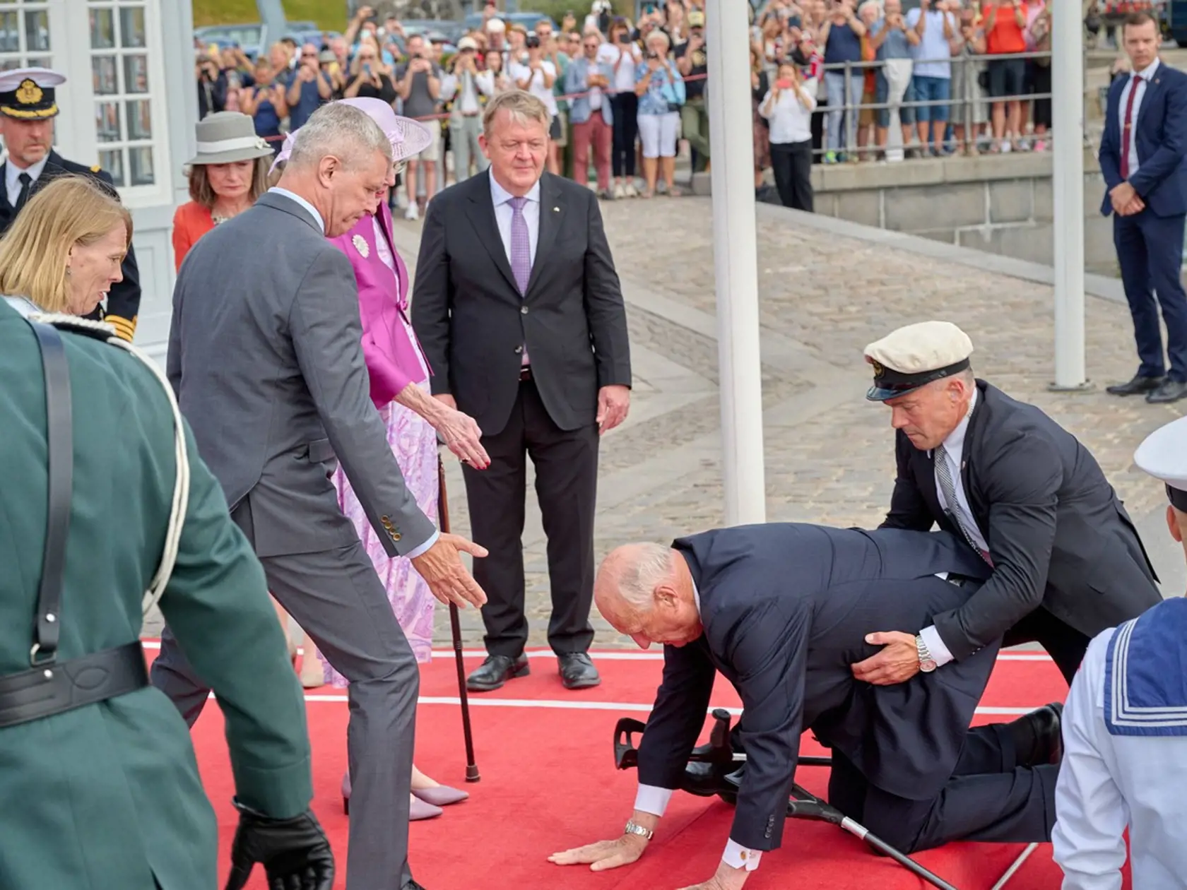 Nórsky kráľ Harald V. spadol, keď kráčal po červenom koberci smerom k dánskej kráľovnej Margrethe.