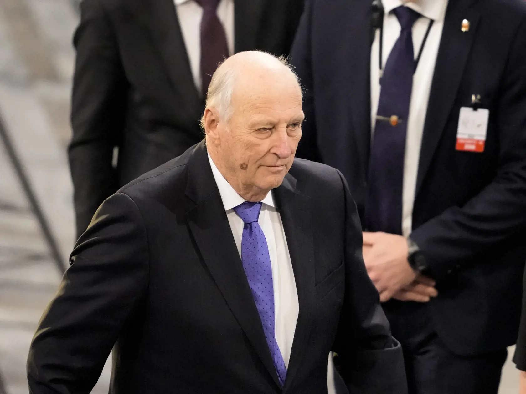 "O kráľa sa dobre starajú malajzijskí aj nórski zdravotníci," informoval palác. Harald V. je najstaršie vládnucim monarchom v Európe a minulý týždeň dovŕšil 87 rokov.