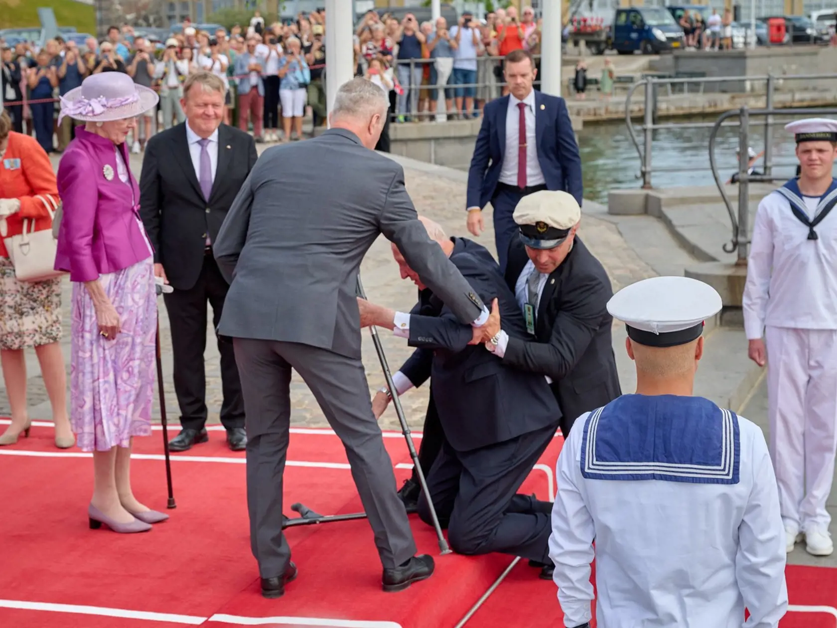 Nórsky kráľ Harald V. spadol, keď kráčal po červenom koberci smerom k dánskej kráľovnej Margrethe.