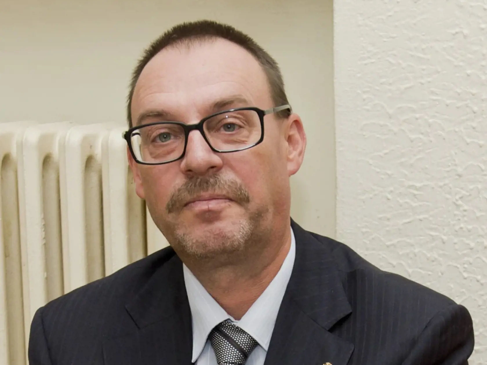 Dobroslav Trnka s touto podobou z archívneho záberu nemá nič spoločné. Výrazne schudol  a zostarol.