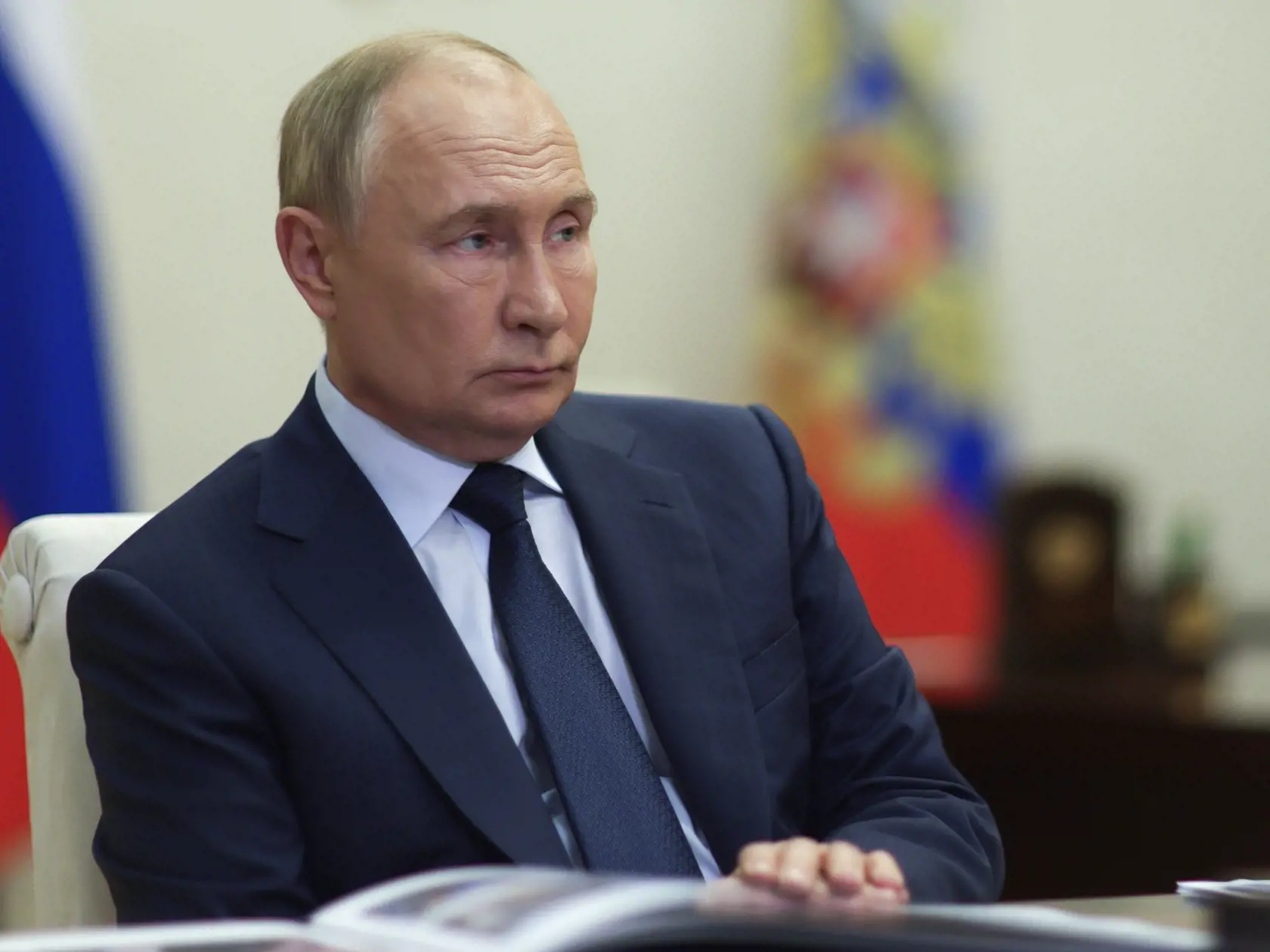Ruský prezident Vladimir Putin sa rozpráva s úradujúcim guvernérom regiónu Tula Dmitrijom Miljajevom (nie je na snímke) počas ich stretnutia v jeho rezidencii Novo-Ogarjovo pri Moskve 15. augusta 2024.
