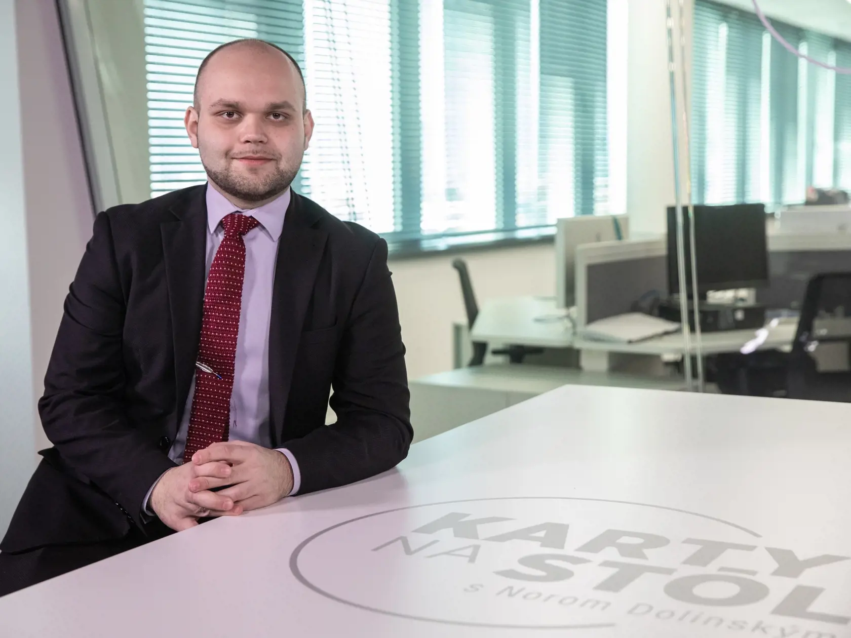 Tomáš Šudík: "Jožko vždy vedel Romanu upratať za jej bludy. Súčasné obvinenie Romany Tabák pokladám za neférový útok a klamstvo, ktoré Romana rada šíri. Prečo odrazu teraz, keď sa rieši Dankova sexuálna dovolenka v Dubaji si spomenula? Kladiem si otázku, nie je Romanka zneužívaná SNS? Nie je to preto, lebo je to Dankova objednávka, za dobré miesto na kandidátke do Eurovolieb?