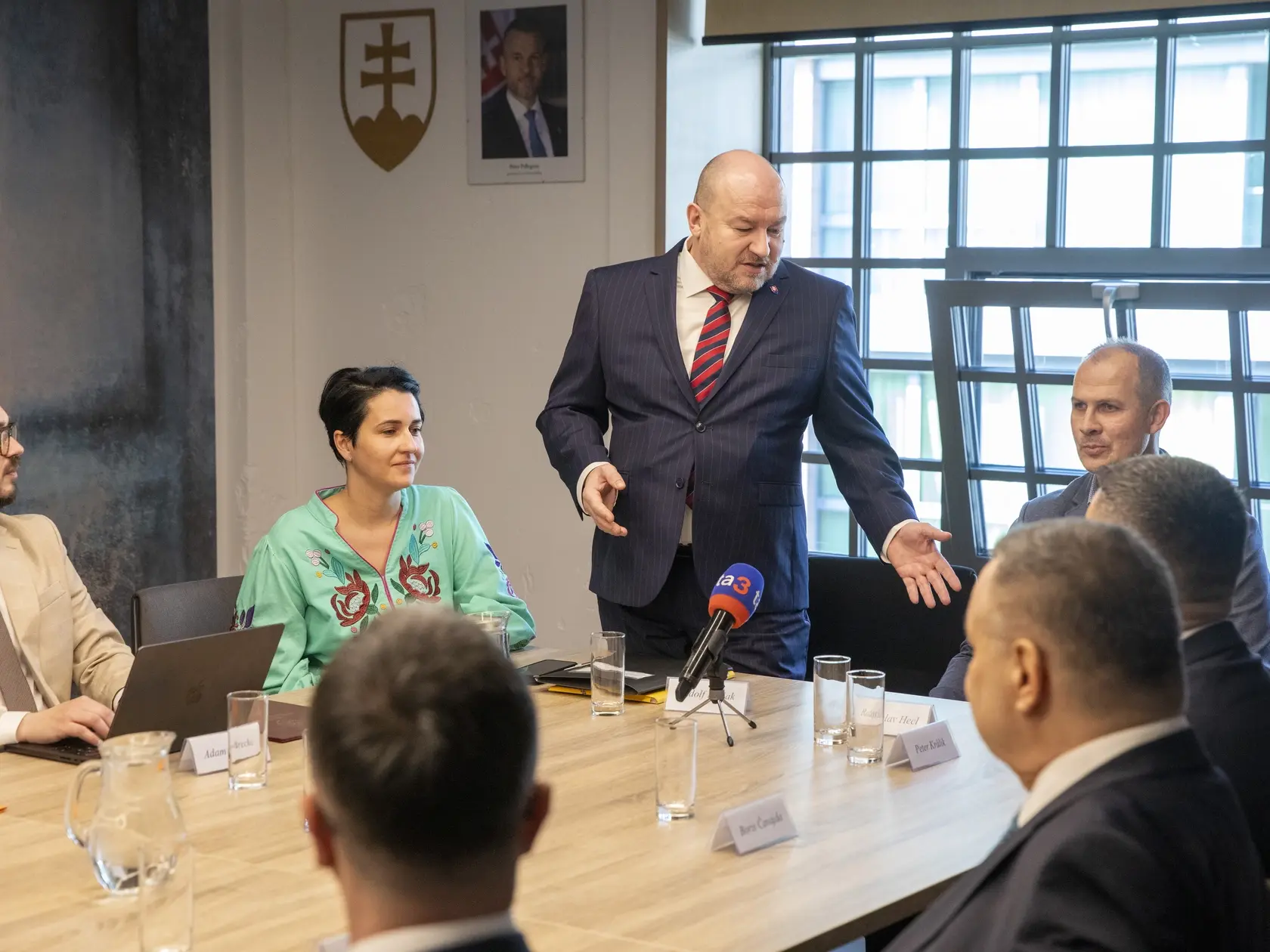 Na snimke je prvé zasadnutie Rady pre šport ministra Cestovného ruchu a športu Rudolfa Huliaka.
Minister Rudolf Huliak predstavuje Radu ministra pre šport.