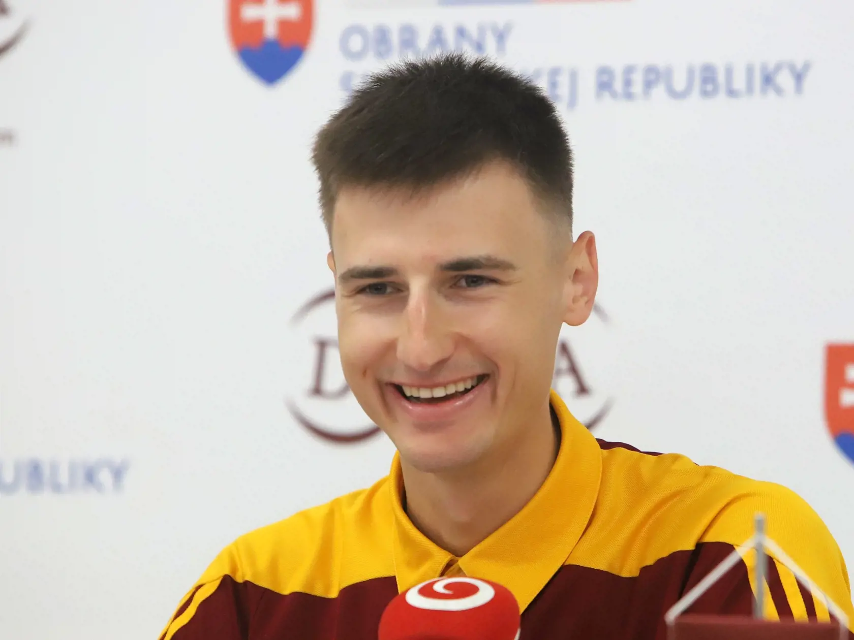 Na snímke chodec Dominik Černý počas brífingu na štadióne VŠC Dukla na Štiavničkách v Banskej Bystrici v utorok 23. apríla 2024. Slovenskí chodci Dominik Černý a Hana Burzalová si vybojovali miestenku na olympijské hry v Paríži. V nedeľných pretekoch miešaných štafiet na MS v tureckej Antalyi obsadili celkovo 21. miesto časom 3:05:38 h.