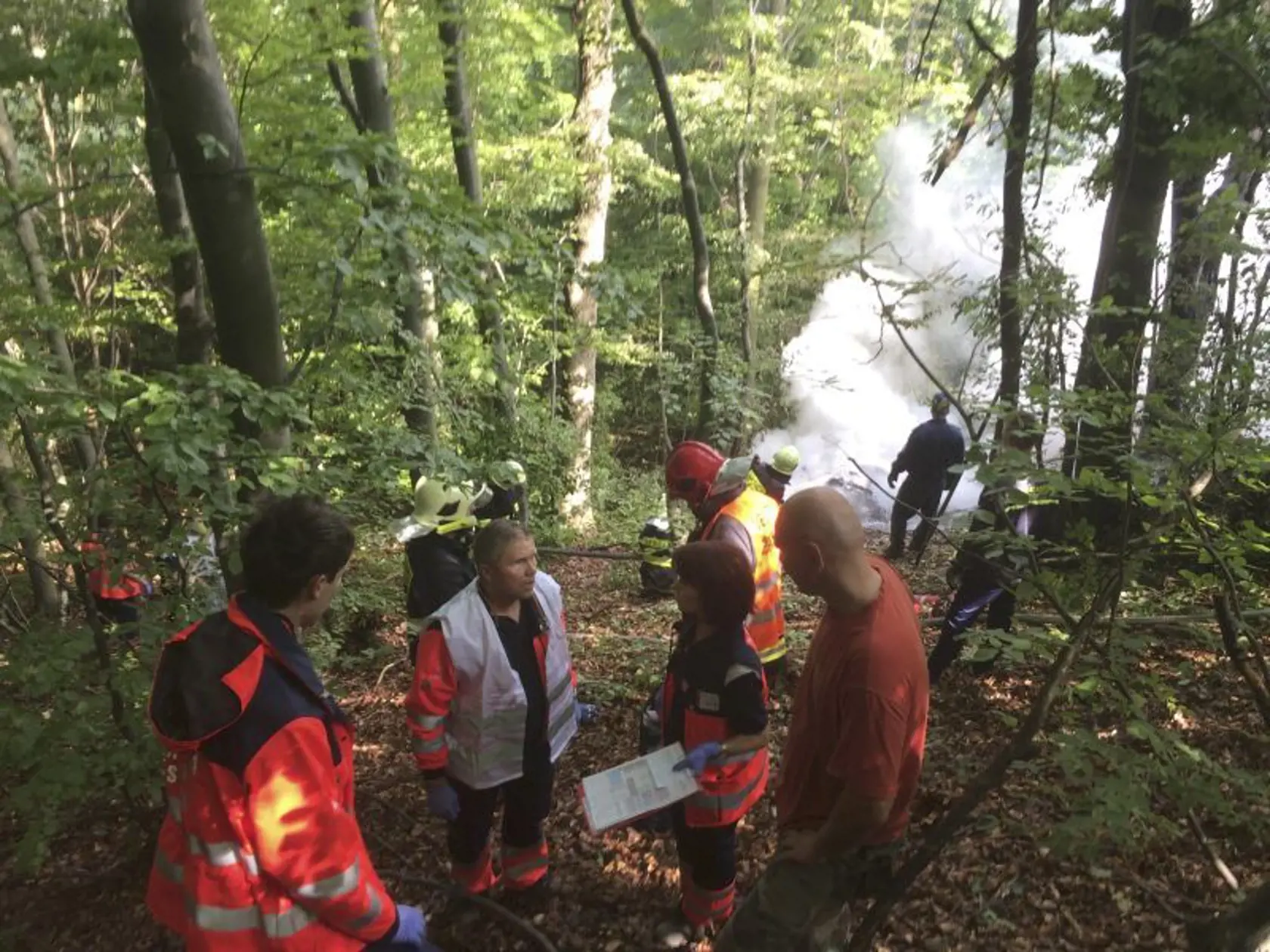 Podľa predbežných informácií sa jedno lietadlo zrútilo do ťažko prístupnej oblasti sedla Chotuč a druhé asi dva kilometre od obce Červený Kameň.