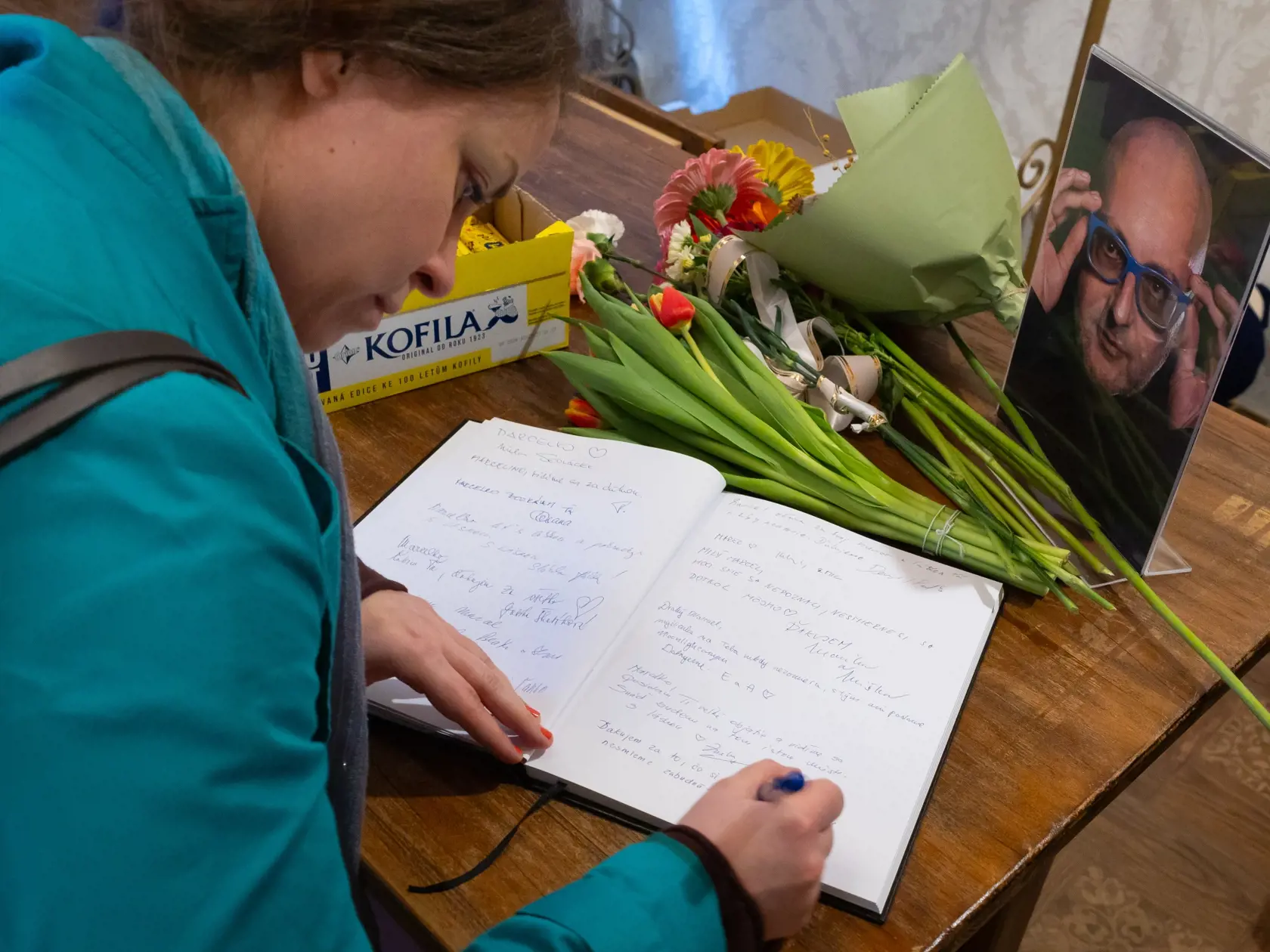 Rozlúčka s Marcelom Nemcom (†52) v divadle La Komika. Nechýbala ani kondolenčná kniha.