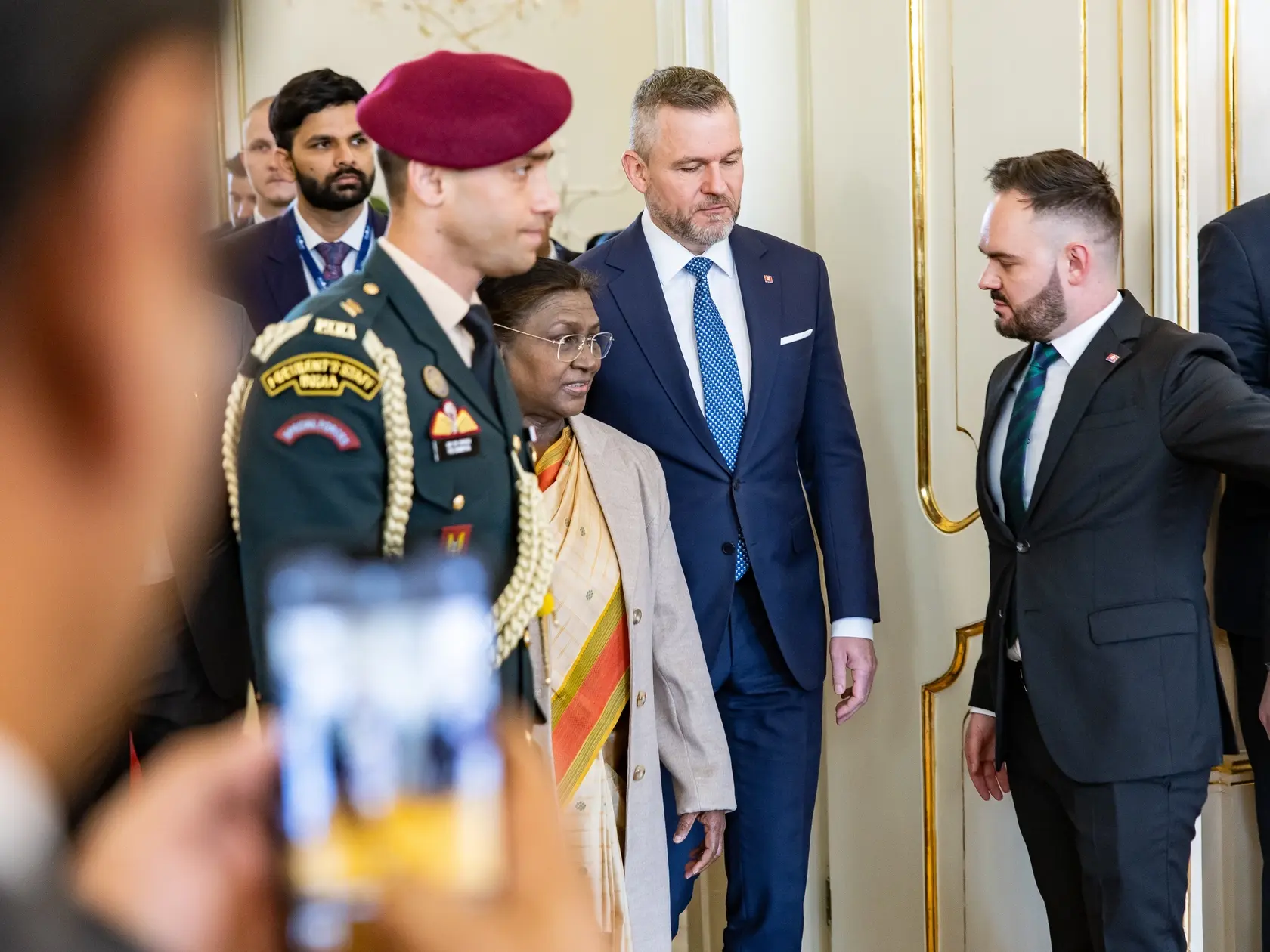 Prezident SR Peter Pellegrini víta v Grasalkovičovom paláci prezidentku Indickej republiky Draupadi Murmúovú.
