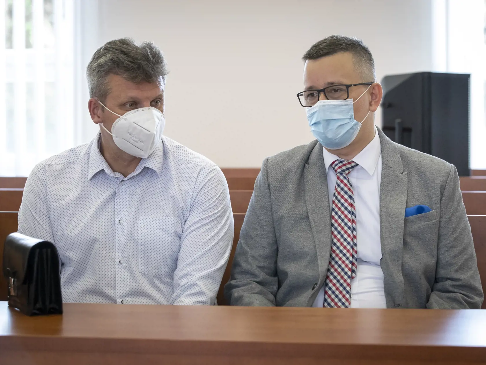 Súdne pojednávanie s bývalým šéfom úradu Špeciálnej prokuratúry Dušanom Kováčikom na  Špecializovanom trestnom súde v Pezinku, ktorý e obvinený zo zločinu zneužitia právomoci verejného činiteľa, obzvlášť závažného zločinu prijímania úplatku, zločinu založenia, zosnovania a podporovania zločineckej skupiny a z prečinu ohrozenia dôvernej a vyhradenej skutočnosti. Na snímke sú prokurátori v pozícii svedkov, zľava Vasil Špirko a Tomáš Honz.