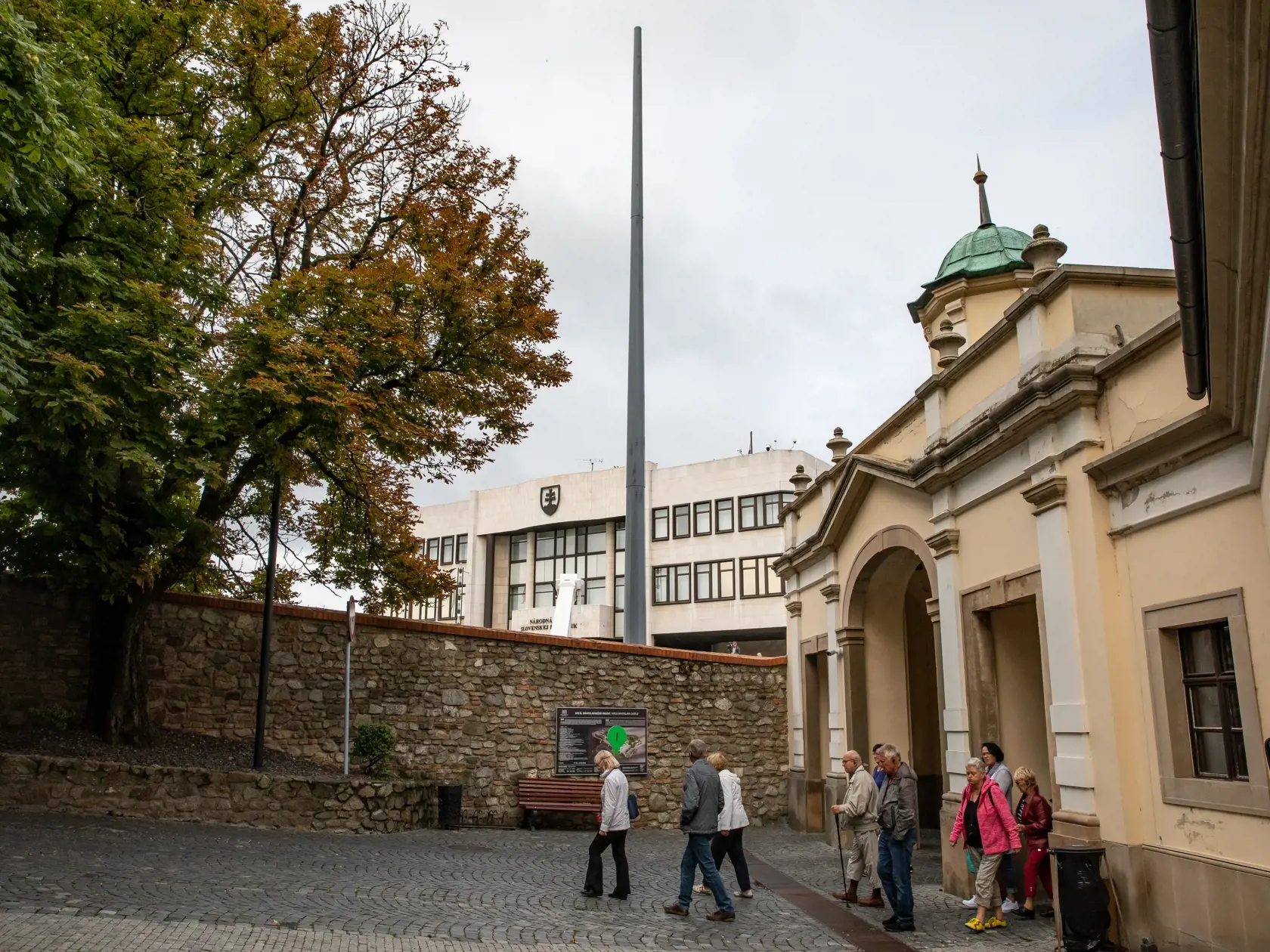 Inštalácia stožiaru pred parlamentom SNR