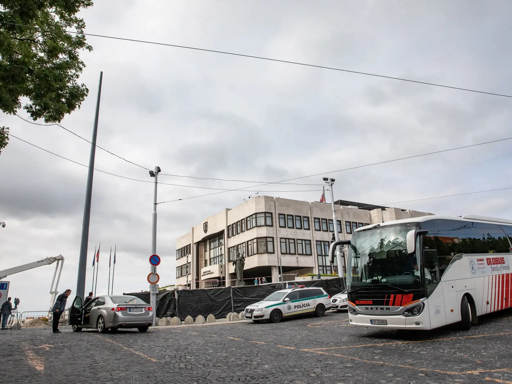 Inštalácia stožiaru pred parlamentom SNR