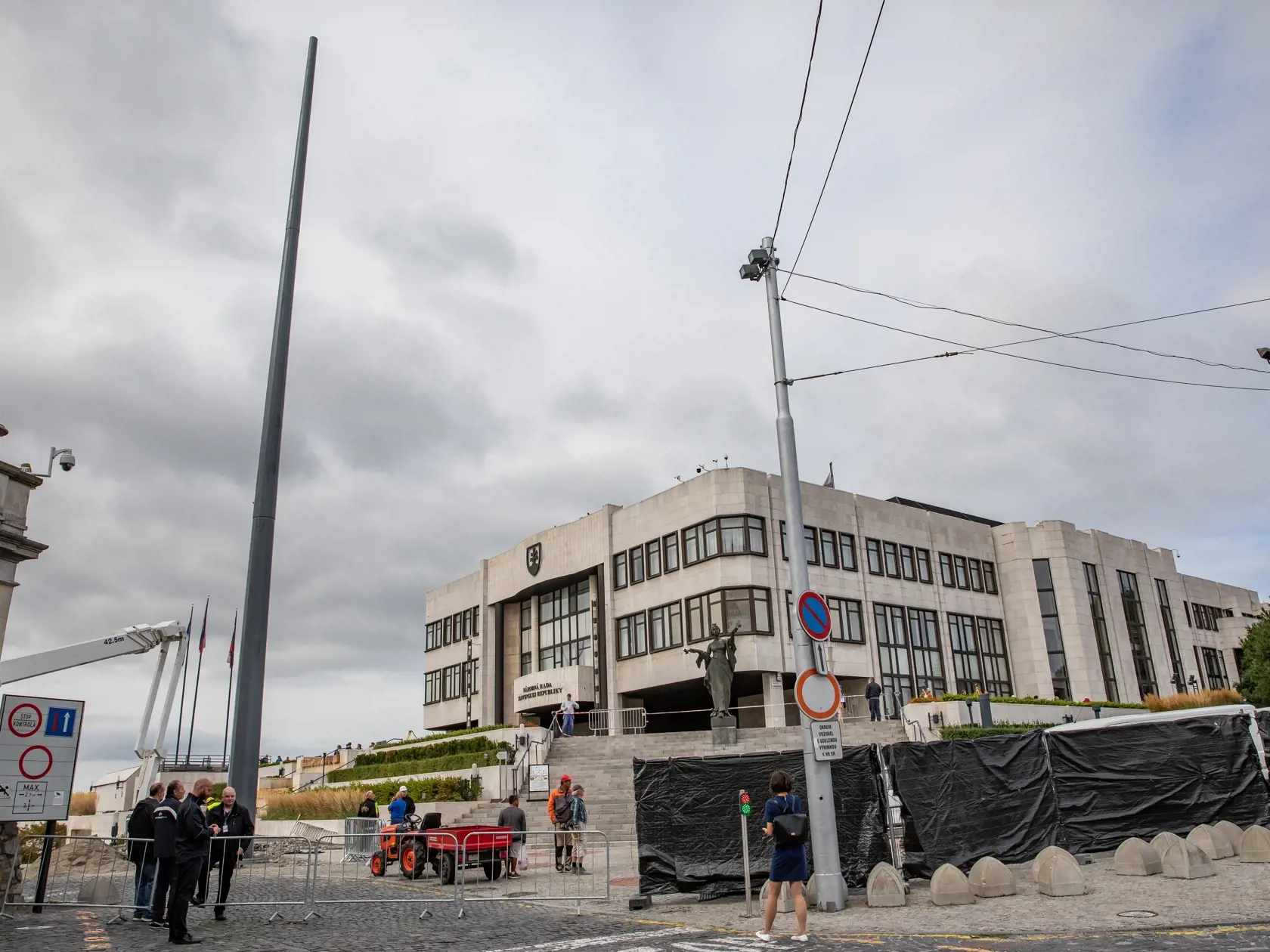Inštalácia stožiaru pred parlamentom SNR