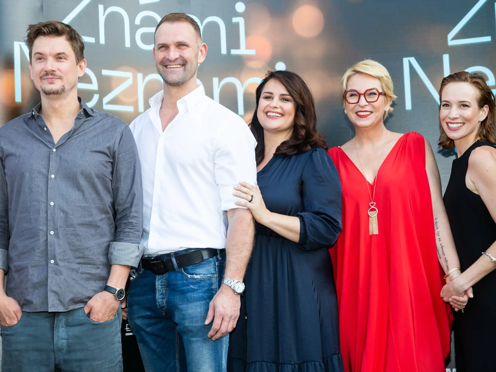 Tlačovka k novému seriálu "Známi neznámi" v jednom z bratislavských hotelov. Na snímke Tomáš Měcháček, Tomáš Maštalír, Petra Polnišová, Wanda Adamík Hrycová a Tána Pauhofová.