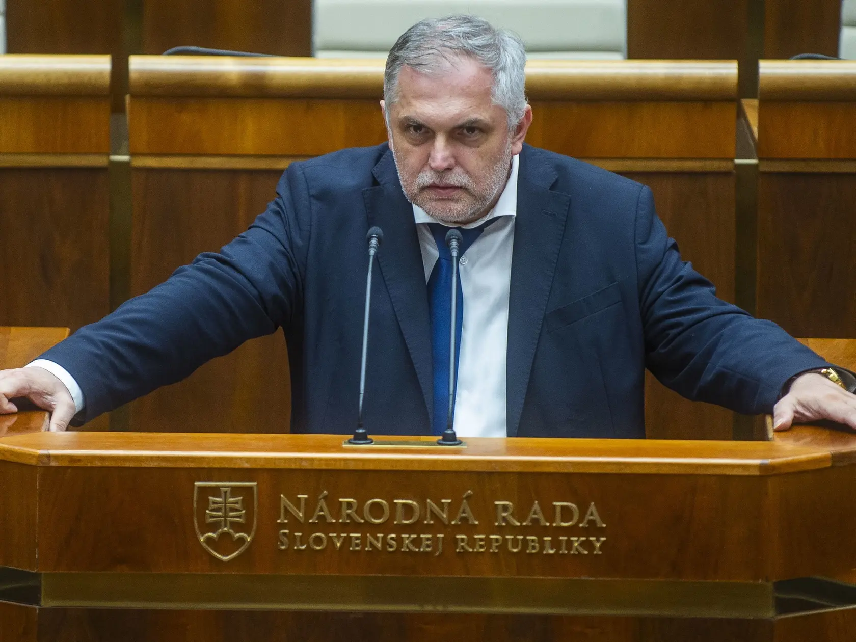 V koalícii sa má o zákone o tzv. covidových amnestiách, ak ho prezident SR Peter Pellegrini nepodpíše a vráti do parlamentu, ešte diskutovať. Poslanec Národnej rady (NR) SR Roman Michelko (SNS) si myslí, že SNS a Smer-SD by nemali problém prelomiť prípadné veto hlavy štátu. Zákonodarca Ján Podmanický (Smer-SD) legislatívu víta a za prípadné prelomenie veta bude hlasovať. Predseda poslaneckého klubu PS Martin Dubéci a poslanec Jozef Hajko (KDH) zákon kritizujú.