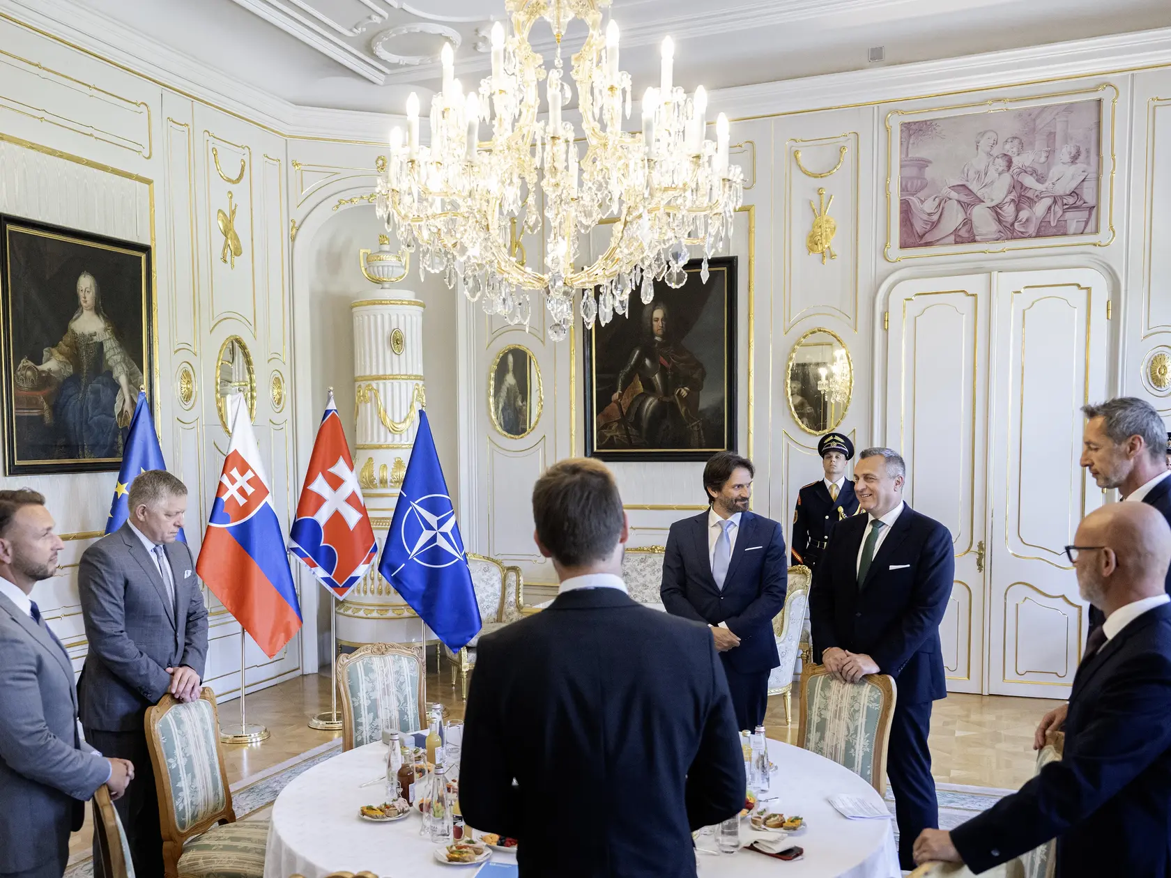 Prezident SR Peter Pellegrini prijal predsedov parlamentných strán za okrúhlym stolom na tému "Výdavky na obranu". Na snímke druhý zľava premiér SR Robert Fico (SMER-SD), vľavo minister vnútra Matúš Šutaj-Eštok (HLAS-SD), v popredí uprostred Michal Šimečka (Progresívne Slovensko), v popredí vpravo Branislav Gröhling (SaS), vpravo Milan Majerský (KDH), vzadu vpravo Andrej Danko (SNS) a vzadu uprostred minister obrany SR Robert Kaliňák (SMER-SD) čakajú na príchod prezidenta SR Petra Pellegriniho pri okrúhlom stole v Bratislave 17. júna 2025. FOTO TASR - Martin Baumann