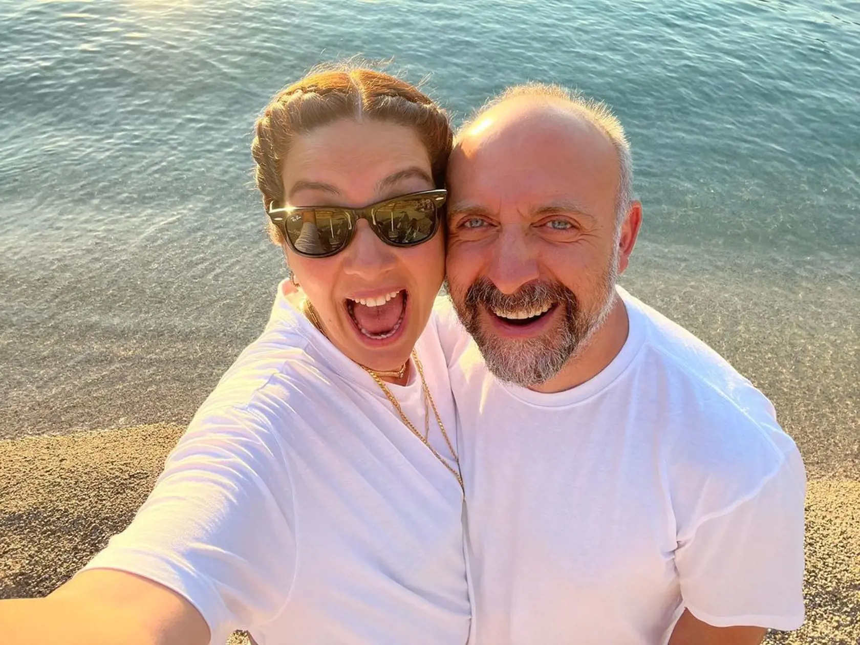 Sú z nich trojnásobní rodičia. Šeherezáda si urobila selfie s milovaným manželom. Ona sa takmer nezmenila, na Onurovi už roky vidno.