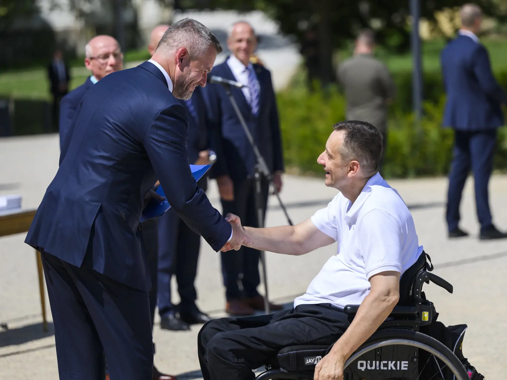 Na snímke zľava prezident SR Peter Pellegrini a predseda Slovenského paralympijského výboru (SPV) a parastolný tenista Ján Riapoš počas skladania sľubu slovenskej olympijskej a paralmypijskej výpravy na OH a POH 2024 v Paríži do rúk prezidenta SR v Bratislave 16. júla 2024.