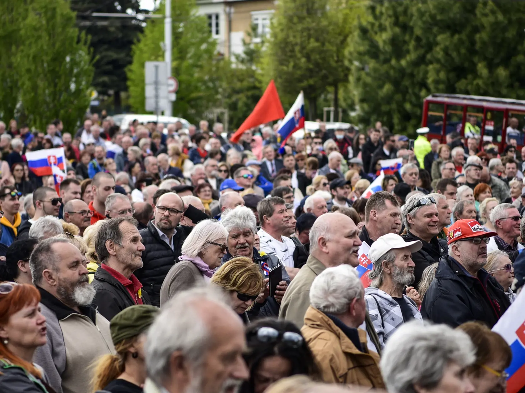 Na snímke účastníci protestu za Roberta Fica, Za právny štát, Za Slovensko, ktorý organizuje strana SMER - Sociálna demokracia 28. apríla 2022 pred budovou Národnej rady SR v Bratislave. FOTO TASR - Pavol Zachar
