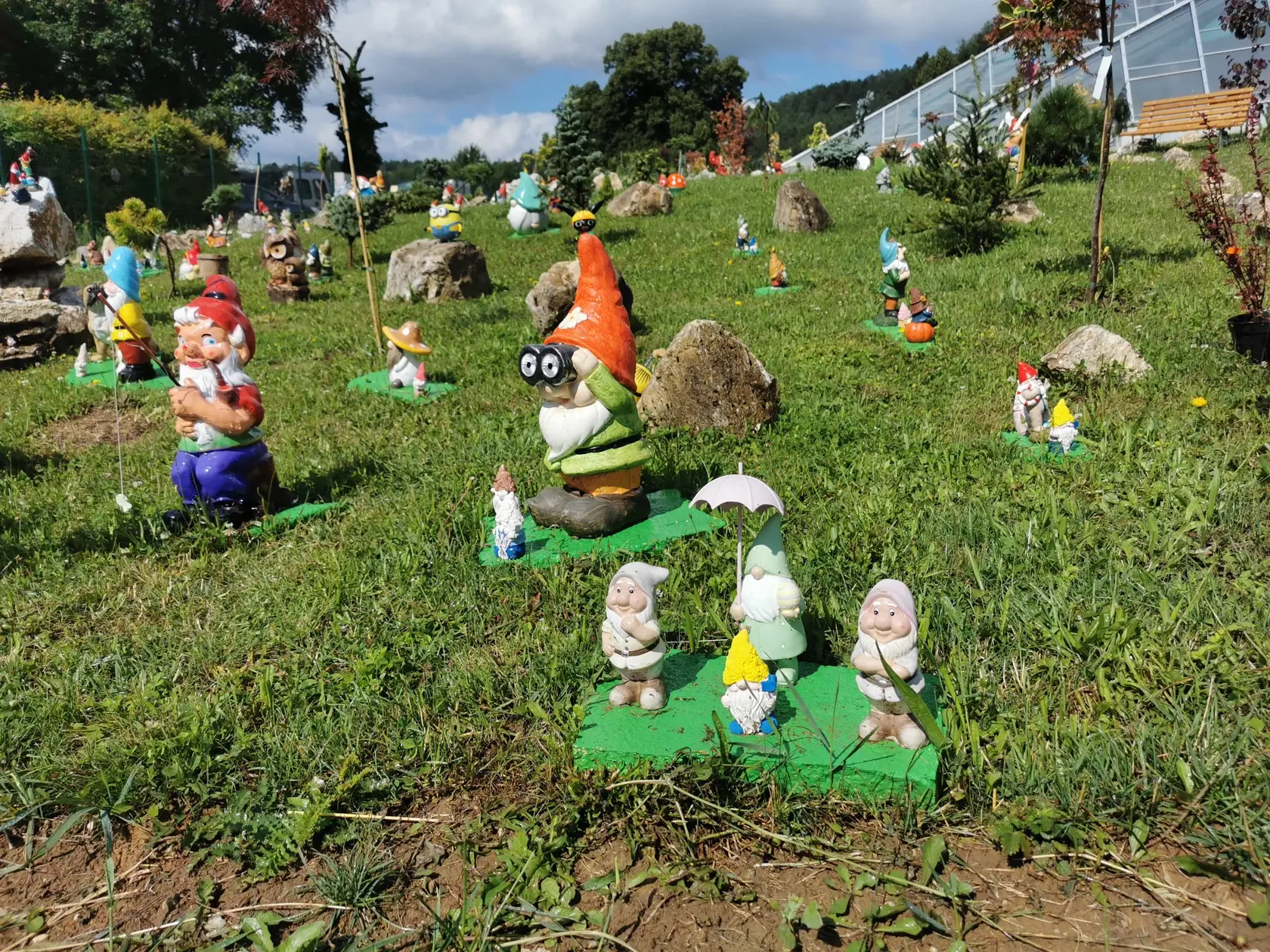 Stovky trpaslíkov sa nachádzajú rovno nad zámkom.