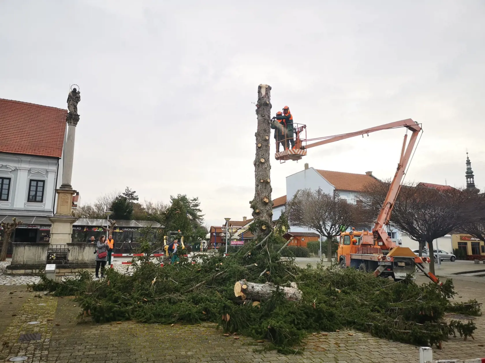 Hrozilo, že sa zlomí a spadne na ľudí.