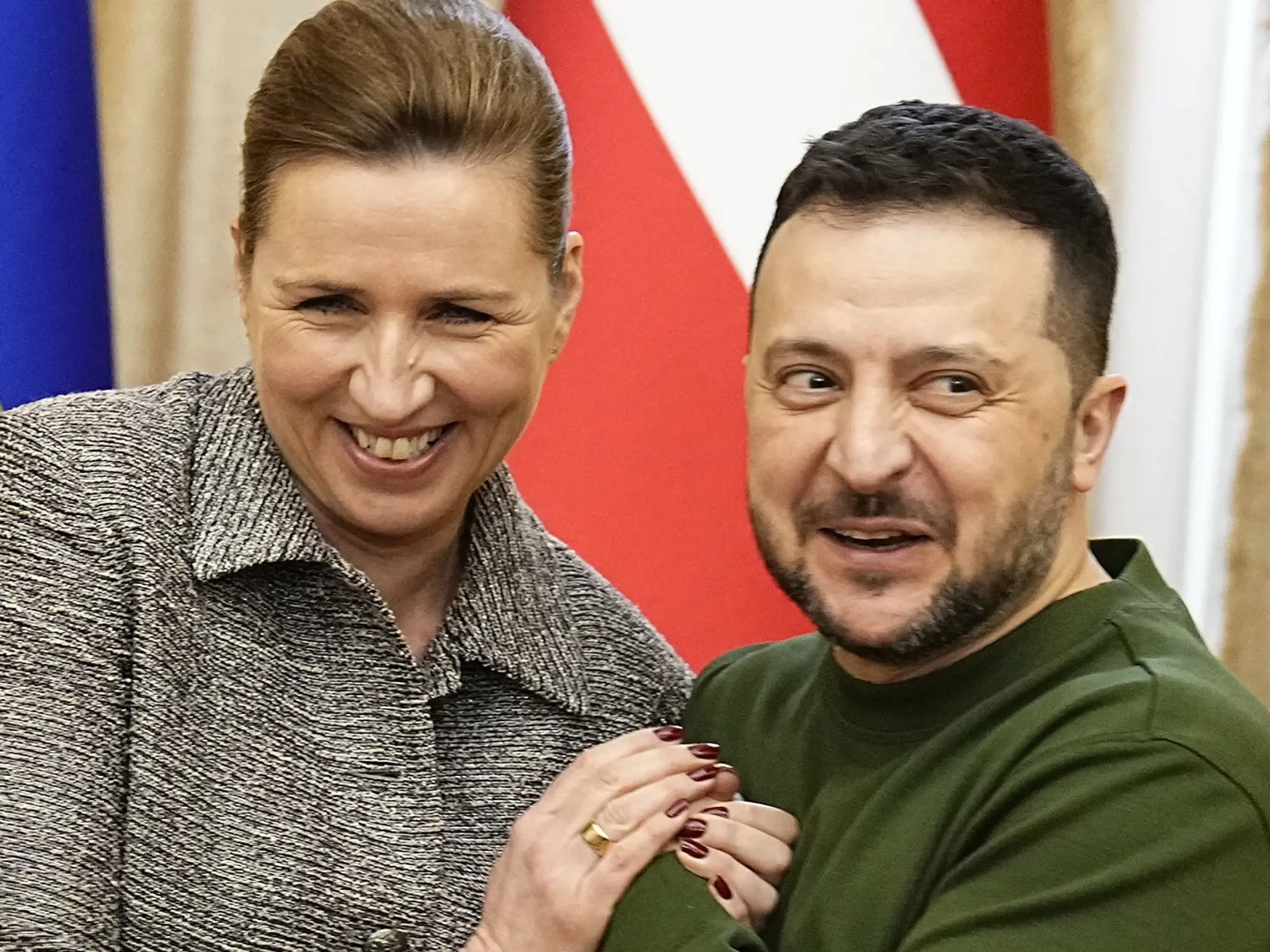 Dánska premiérka Mette Frederiksenová a ukrajinský prezident Volodymyr Zelenskyj sa usmievajú počas podpisu bezpečnostnej dohody s platnosťou na desať rokov v ukrajinskom meste Ľvov v piatok 23. februára 2024.