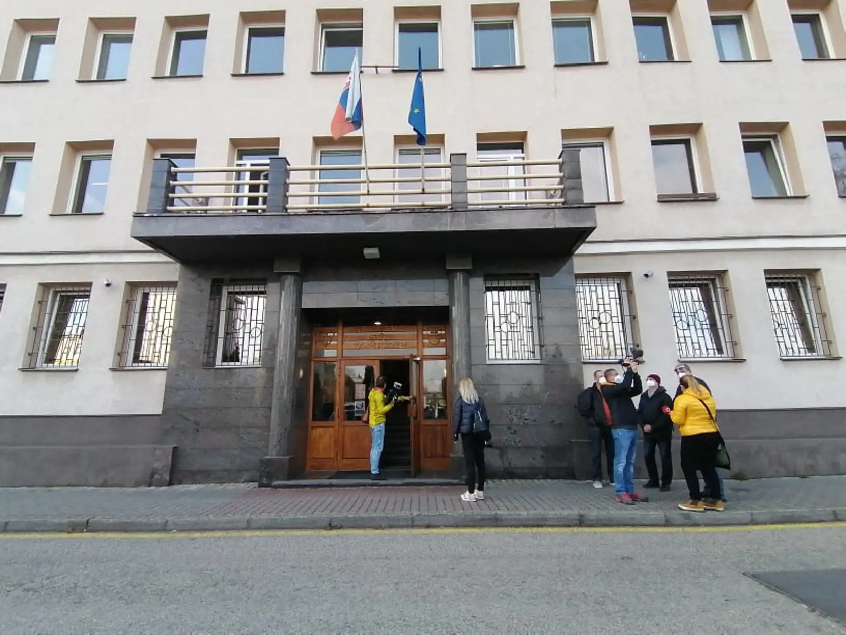 Obžalovaná verziu o skutkovom priebehu deja poskytla podľa súdu až na hlavnom pojednávaní: “O úsekoch, keď omdlela a nevedela, čo sa stalo. Napriek tomu uvádzala časové údaje, že prvý raz sa jej zahmlilo pred očami na 4 až 5 minút, druhý raz na 1 až 1,5 minúty. Hoci útok nevidela, bezprostredne záchranárom uviedla počet rán do brucha pri telefonáte na tiesňovú linku. Aktívne sa vo svojej výpovedi zameriava na svoju ochrannú rolu a spontánne sa vôbec nezmieni o akejkoľvek reakcii poškodeného.”