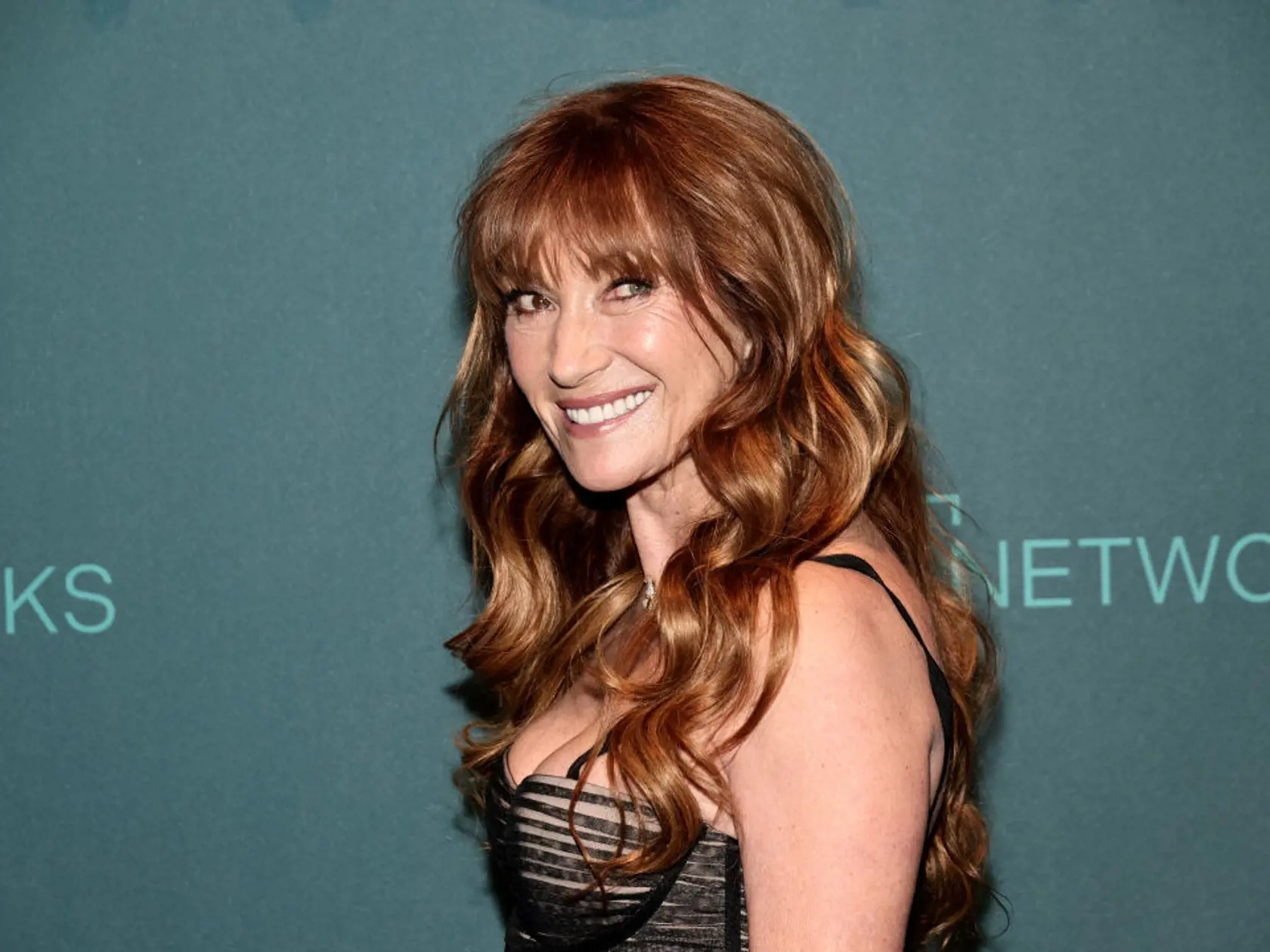 Herečka Jane Seymour (72) sa objavila v spoločnosti v šatách s odvážnym dekoltom.