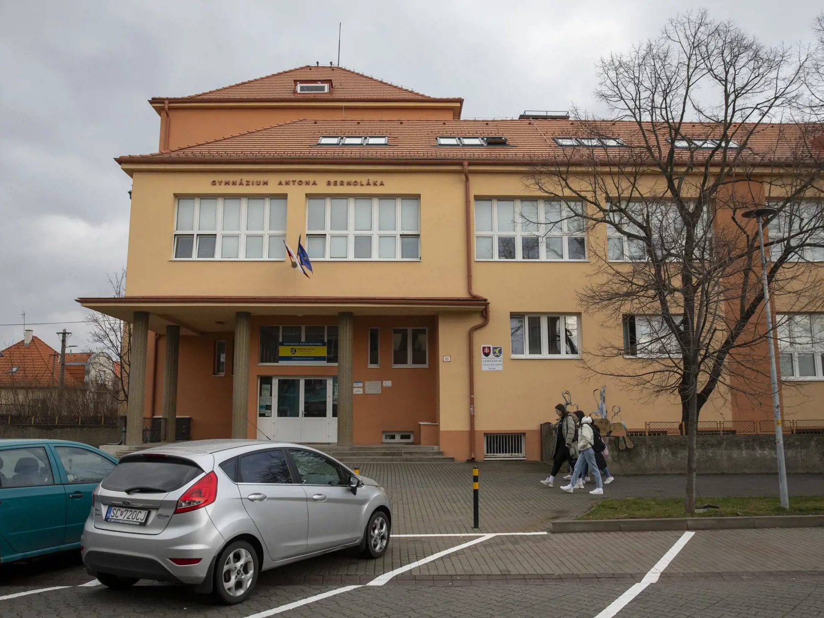 Na snímke je Gymnázium Antona Bernoláka, osemročné a štvorročné štátne gymnázium so všeobecným zameraním sídliace v Senci.