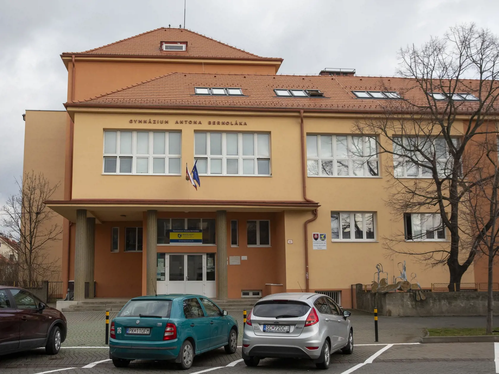 Na snímke je Gymnázium Antona Bernoláka, osemročné a štvorročné štátne gymnázium so všeobecným zameraním sídliace v Senci.