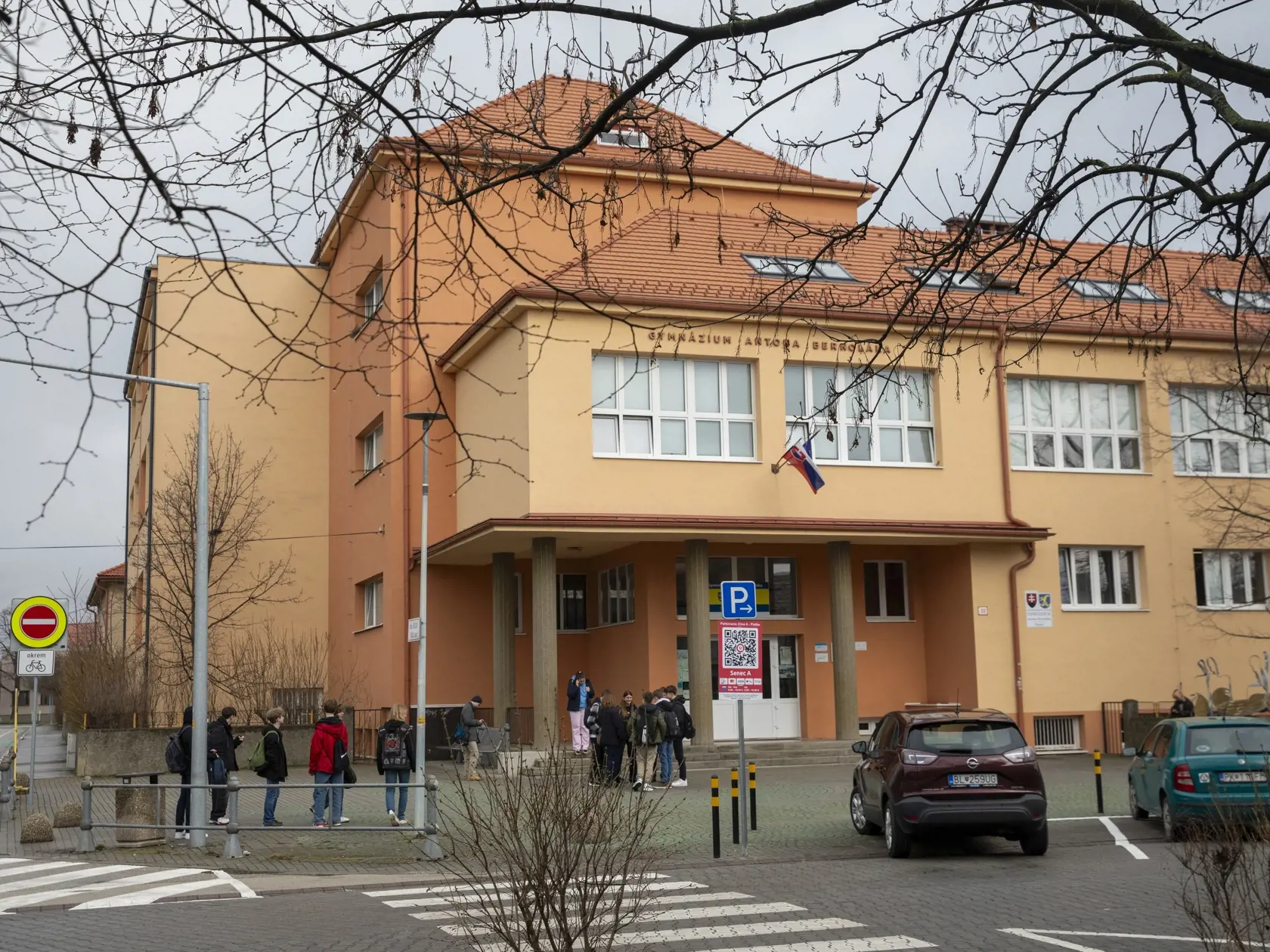 Na snímke je Gymnázium Antona Bernoláka, osemročné a štvorročné štátne gymnázium so všeobecným zameraním sídliace v Senci.