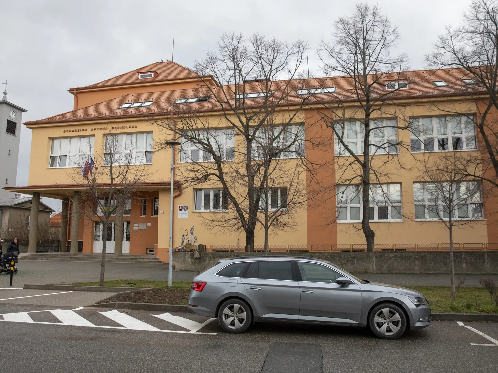 Na snímke je Gymnázium Antona Bernoláka, osemročné a štvorročné štátne gymnázium so všeobecným zameraním sídliace v Senci.