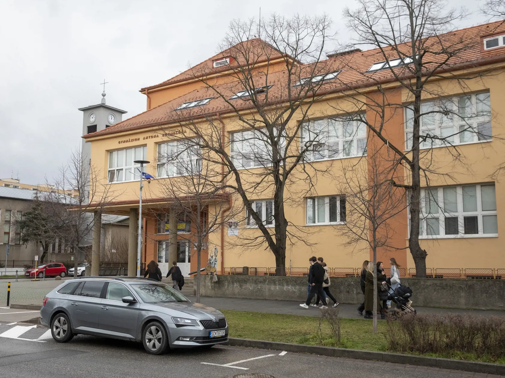 Na snímke je Gymnázium Antona Bernoláka, osemročné a štvorročné štátne gymnázium so všeobecným zameraním sídliace v Senci.