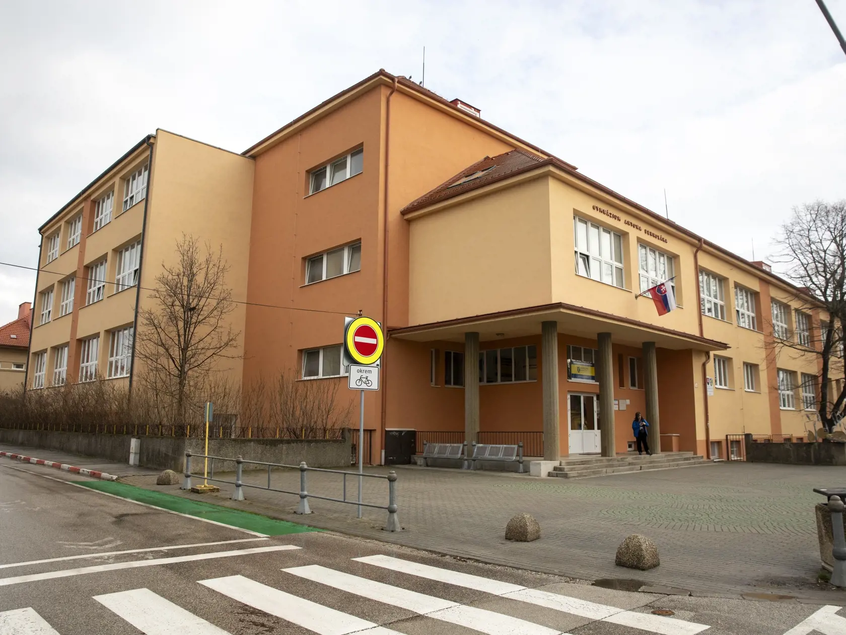 Na snímke je Gymnázium Antona Bernoláka, osemročné a štvorročné štátne gymnázium so všeobecným zameraním sídliace v Senci.
