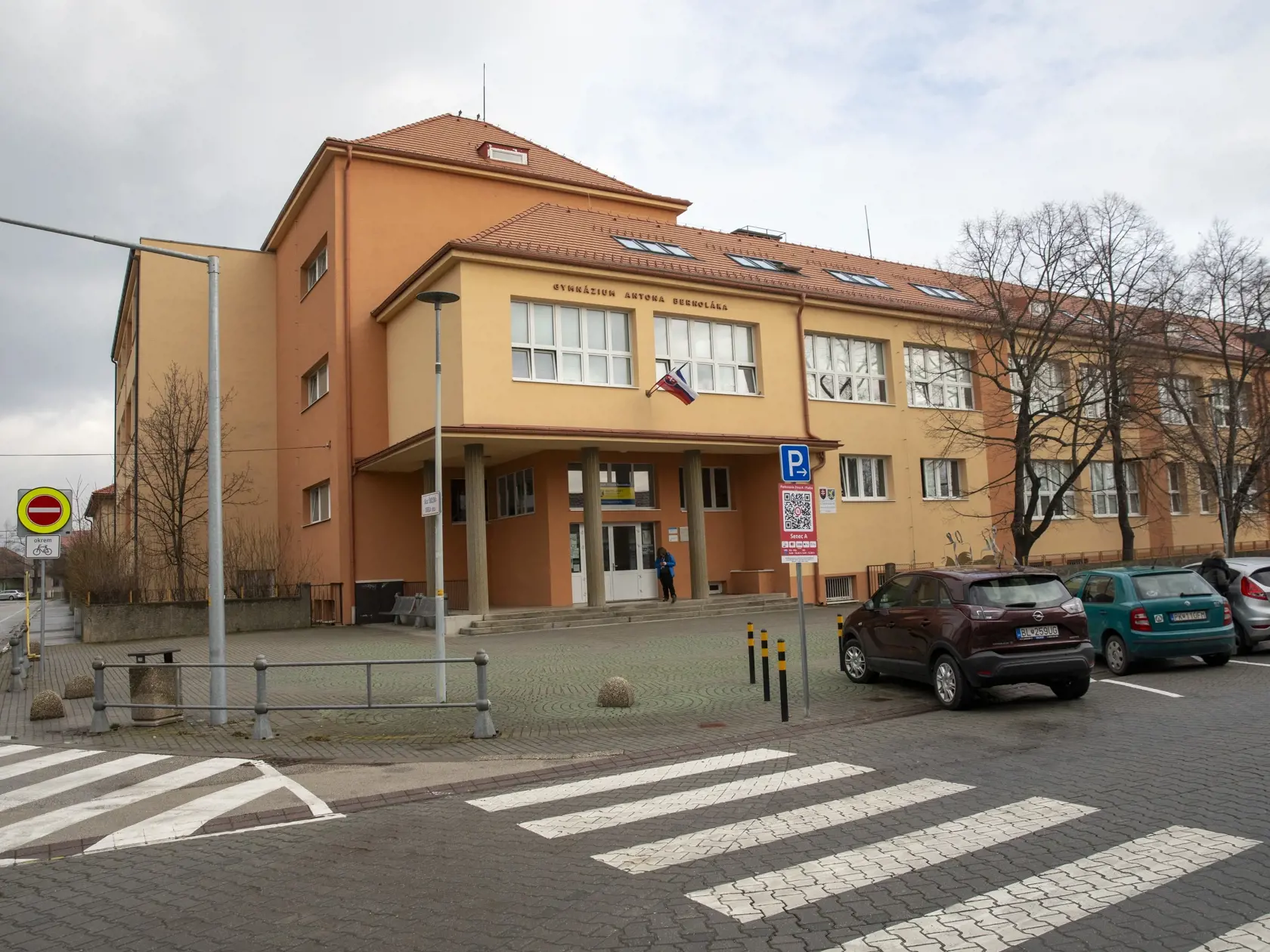Na snímke je Gymnázium Antona Bernoláka, osemročné a štvorročné štátne gymnázium so všeobecným zameraním sídliace v Senci.