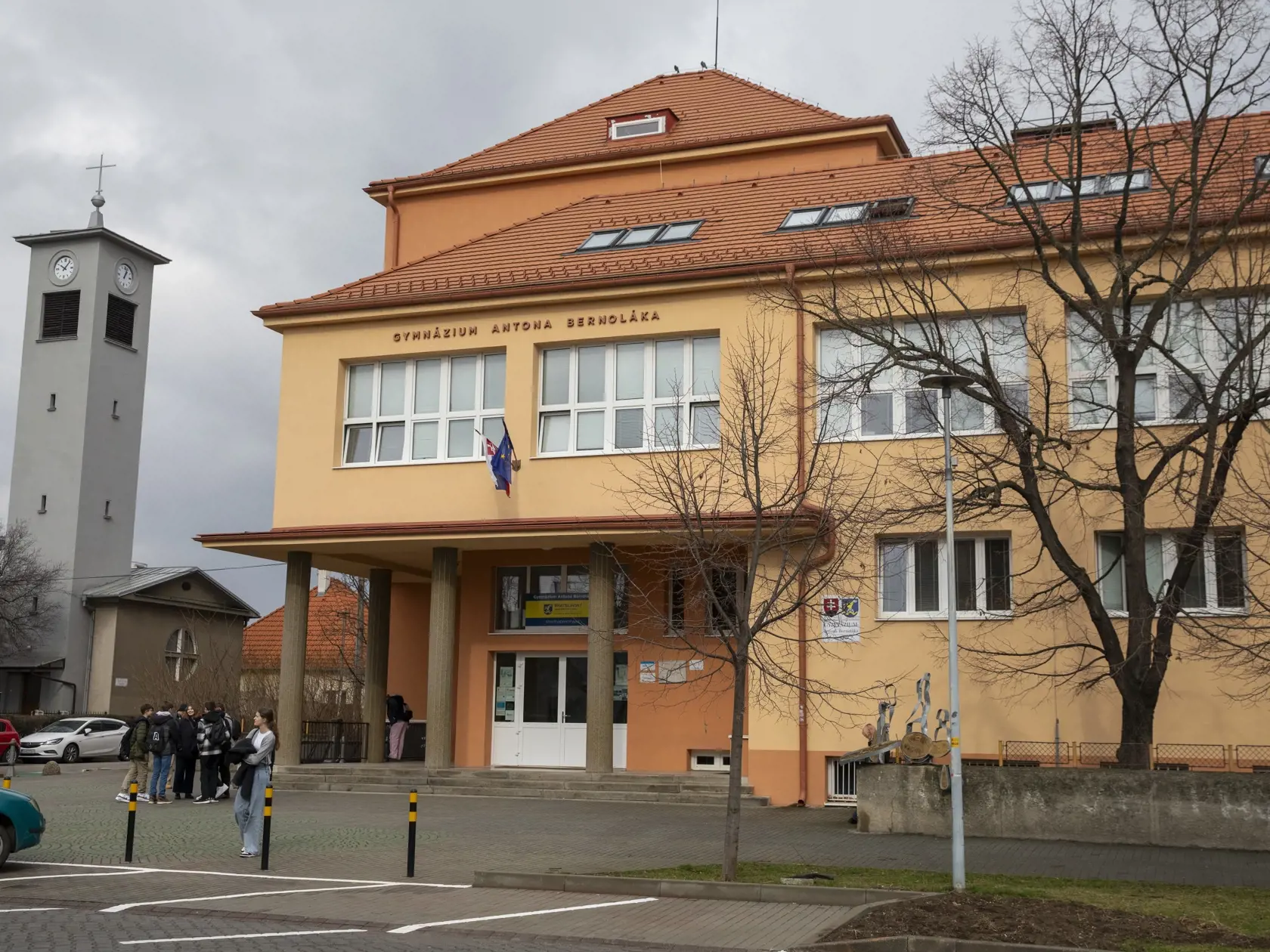 Na snímke je Gymnázium Antona Bernoláka, osemročné a štvorročné štátne gymnázium so všeobecným zameraním sídliace v Senci.