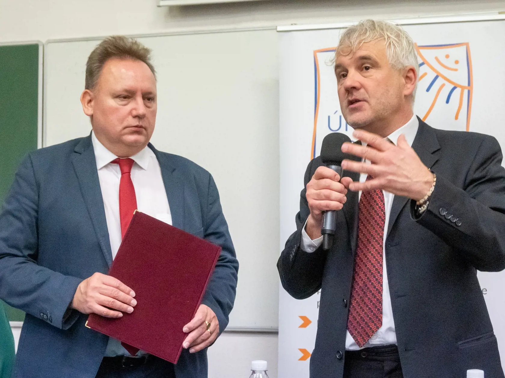 Na snímke rektor Prešovskej univerzity v Prešove Peter Kónya a komisár pre deti Jozef Mikloško po podpise memoranda o spolupráci na konferencii Nárast detskej chudoby ako celospoločenská výzva,  7. decembra 2023 v Prešove. FOTO TASR - Veronika Mihaliková