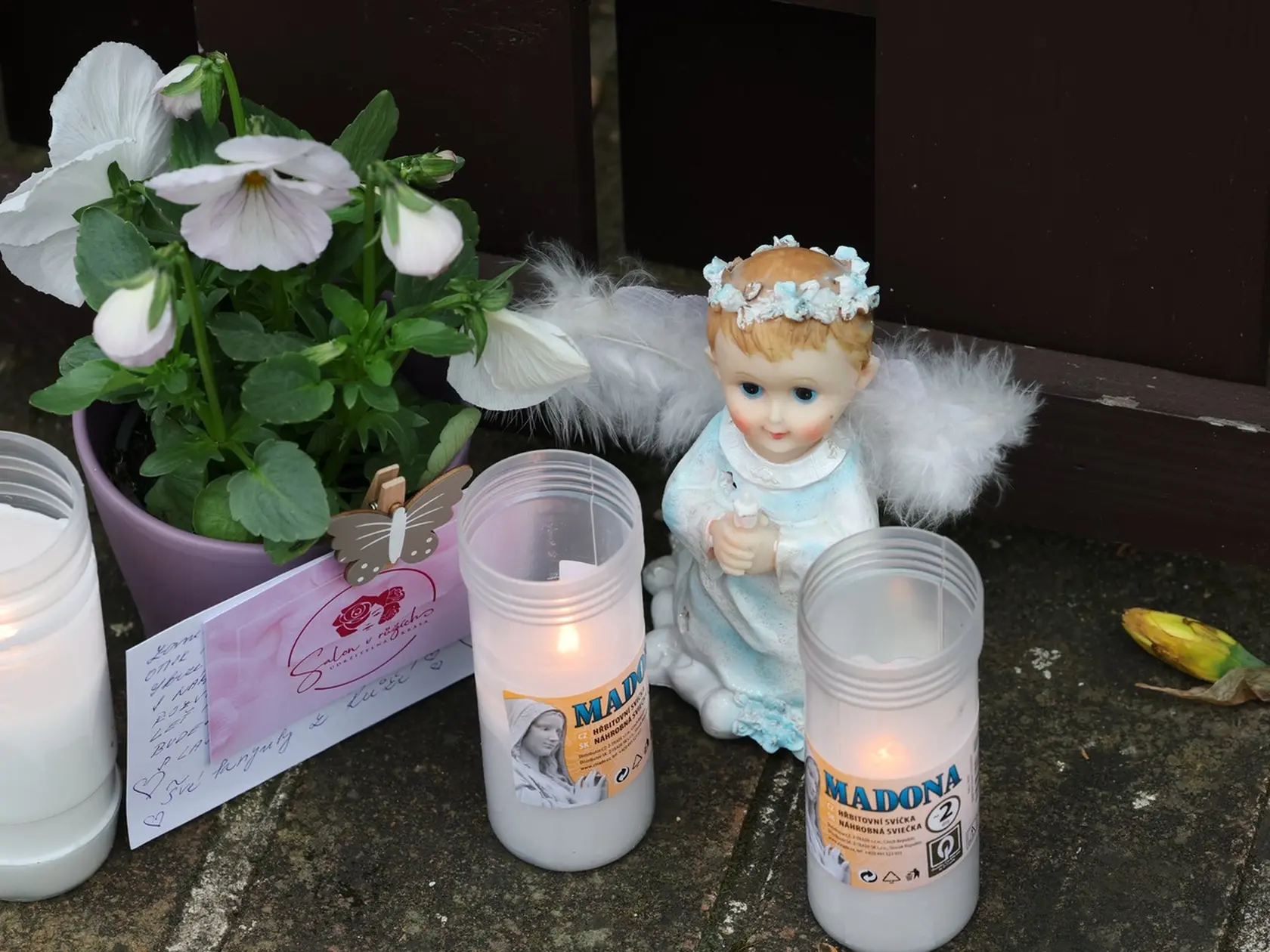 Pred domom manželov Dády a Felixa Slováčkovcov vytvorili ľudia pietne miesto na počesť ich zosnulej dcéry Aničky (†29). Nechýba množstvo kahancov, kvetov i anjelikovia. 