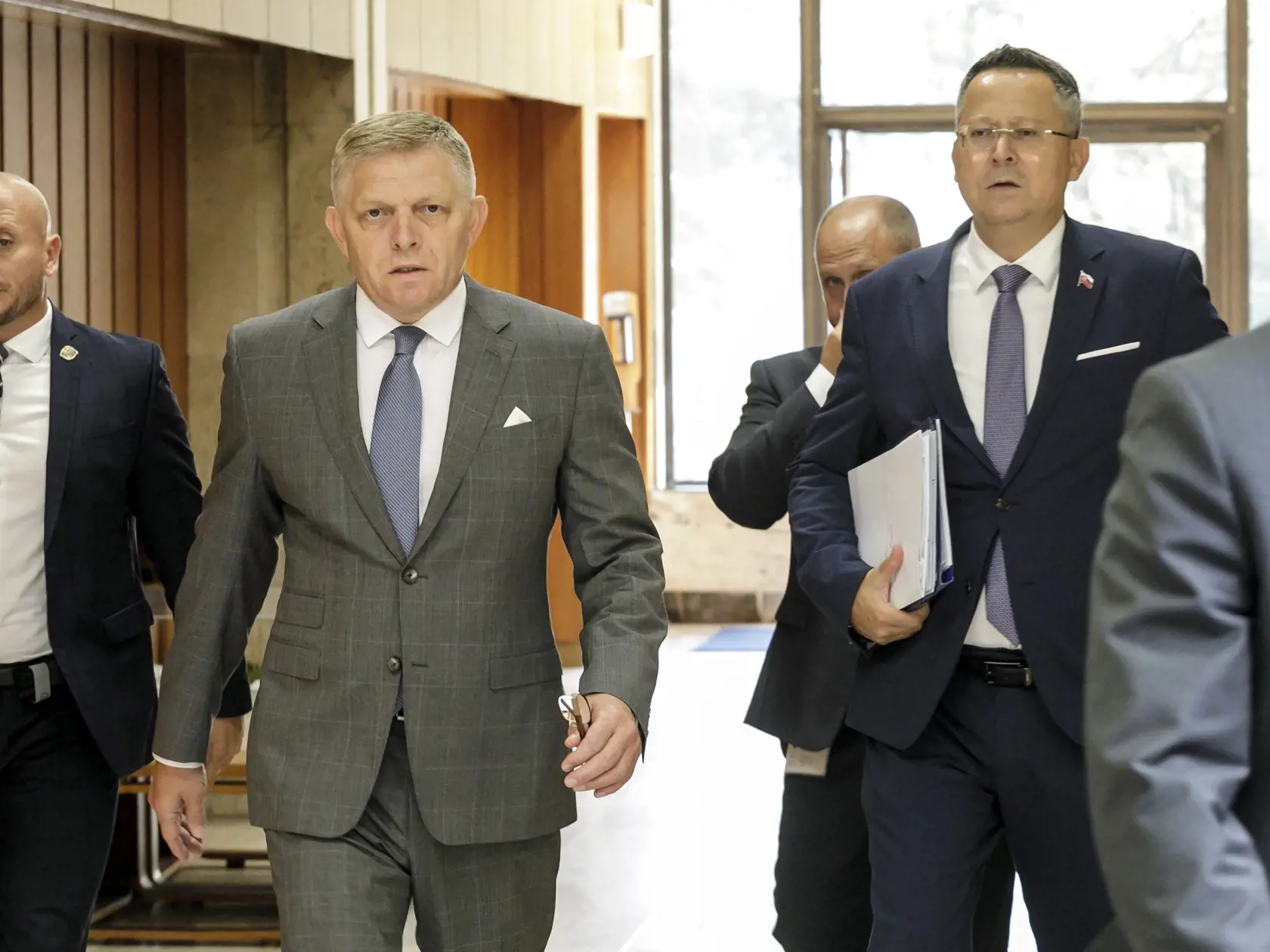 Na snímkev popredí  zľava predseda vlády SR Robert Fico (Smer-SD) a minister financií SR Ladislav Kamenický (Smer-SD) pred 46. rokovaním vlády SR 28. augusta 2024 v Bratislave. FOTO TASR - Dano Veselský