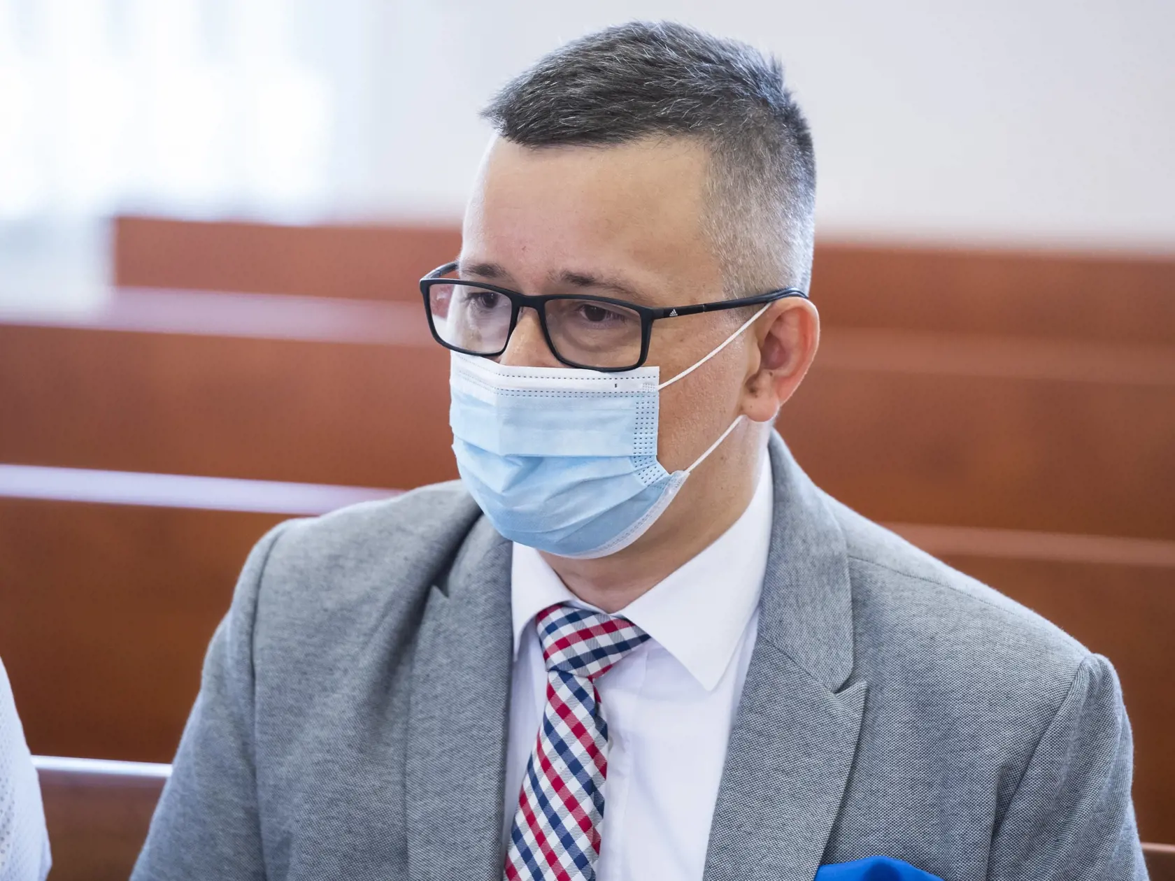 Na snímke svedok a prokurátor Úradu špeciálnej prokuratúry (ÚŠP) Tomáš Honz pred hlavným pojednávaním s bývalým špeciálnym prokurátorom Dušanom Kováčikom na Špecializovanom trestnom súde (ŠTS) v Pezinku 13. júla 2021.