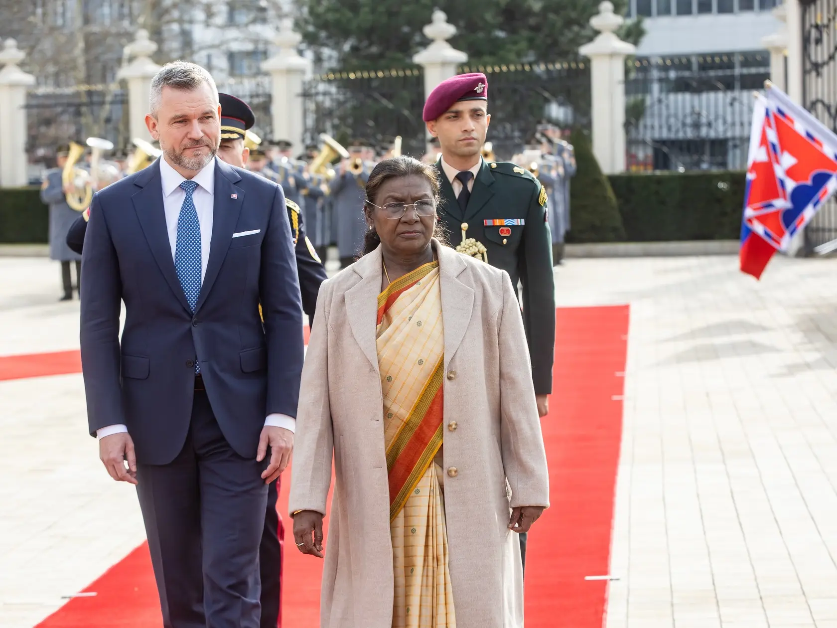 Prezident SR Peter Pellegrini víta v Grasalkovičovom paláci prezidentku Indickej republiky Draupadi Murmúovú.
