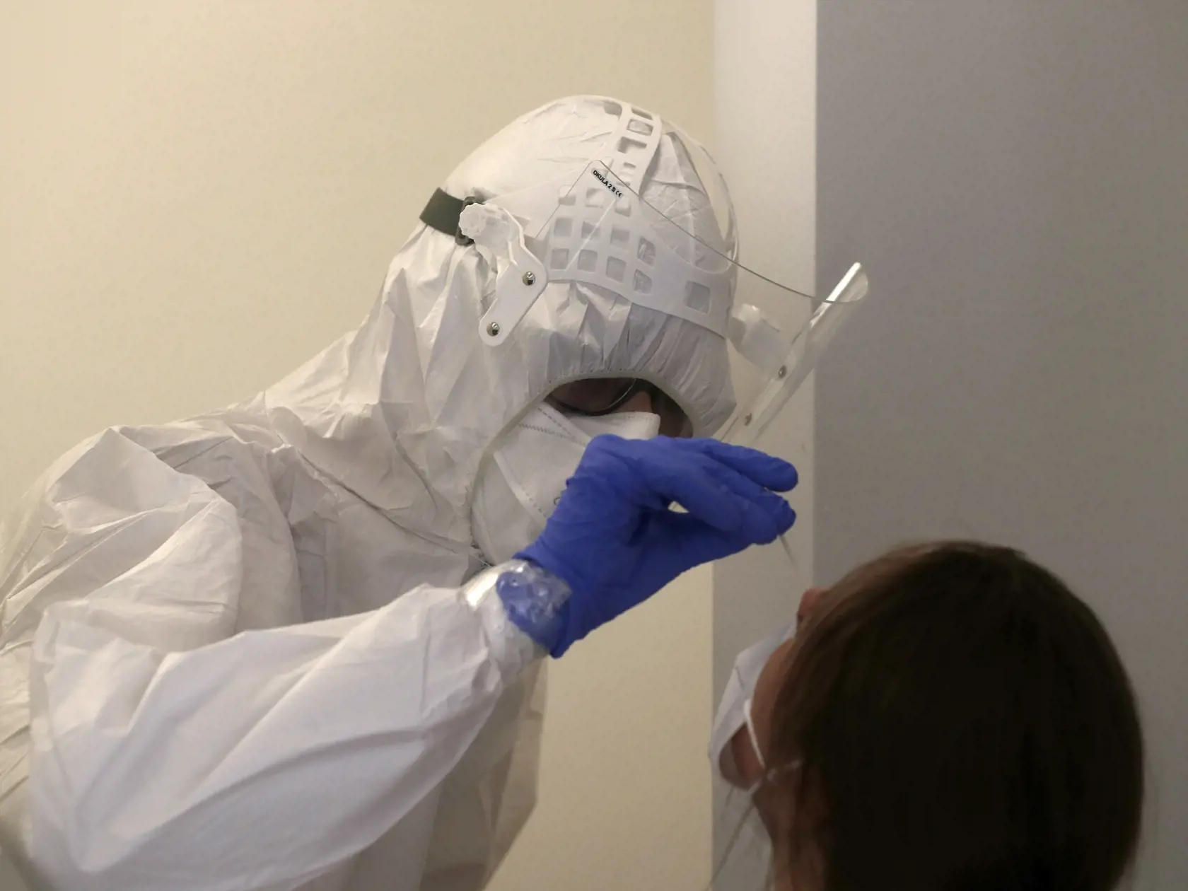 Mladá žena počas testovania na ochorenie COVID-19 v Prahe 12. septembra 2020. Česká republika zaznamenala 2139 nových prípadov koronavírusu SARS-CoV-2, čo je najvyšší denný prírastok od začiatku pandémie v stredu 17. septembra 2020.