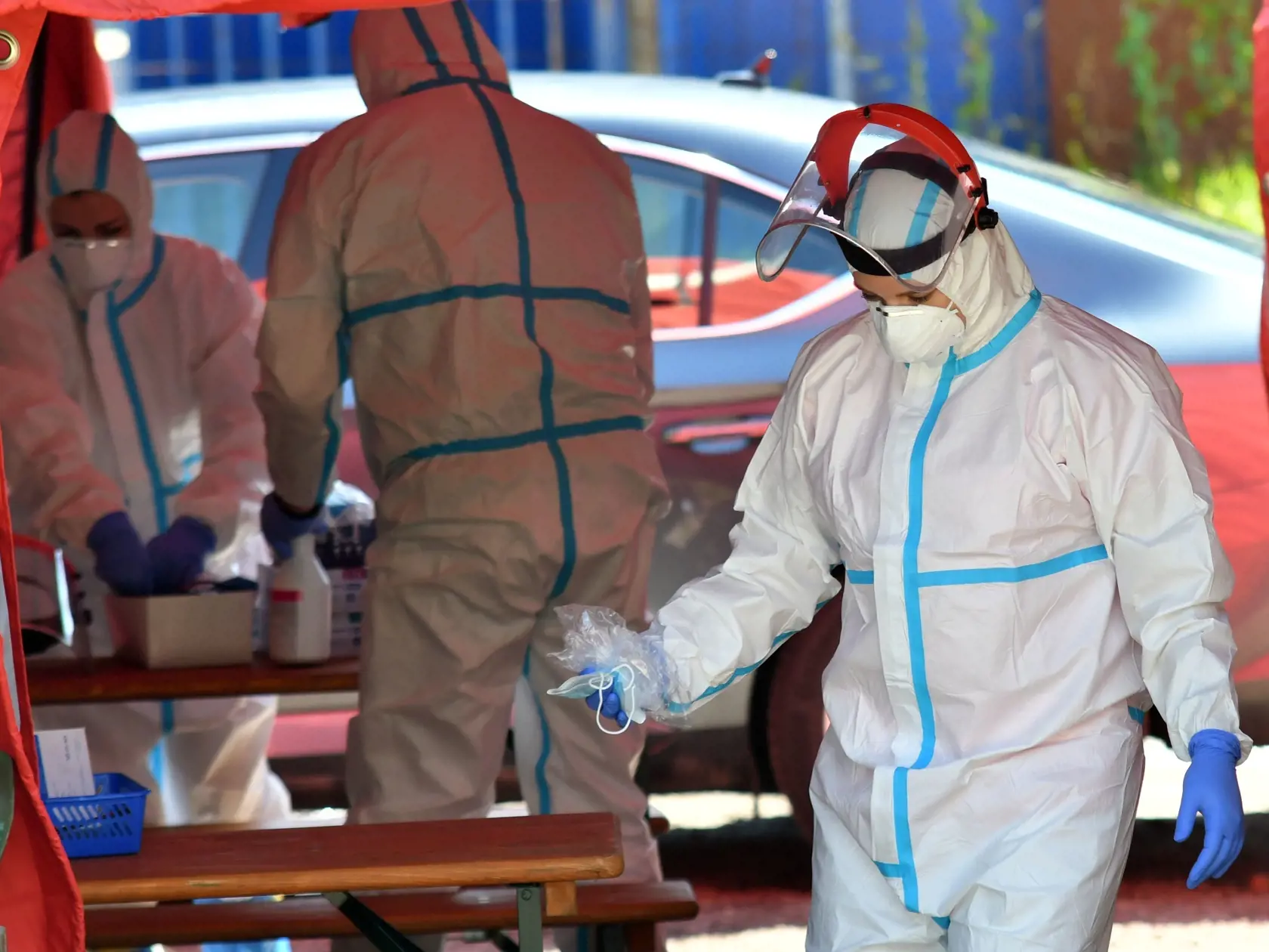 Na snímke testovanie obyvateľov bytového domu vo Vranove nad Topľou – časť Čemerné v rámci preventívnych opatrení k zamedzeniu šírenia koronavírusu.