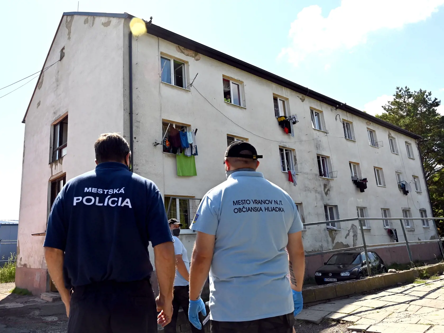 Na snímke testovanie obyvateľov bytového domu vo Vranove nad Topľou – časť Čemerné v rámci preventívnych opatrení k zamedzeniu šírenia koronavírusu.