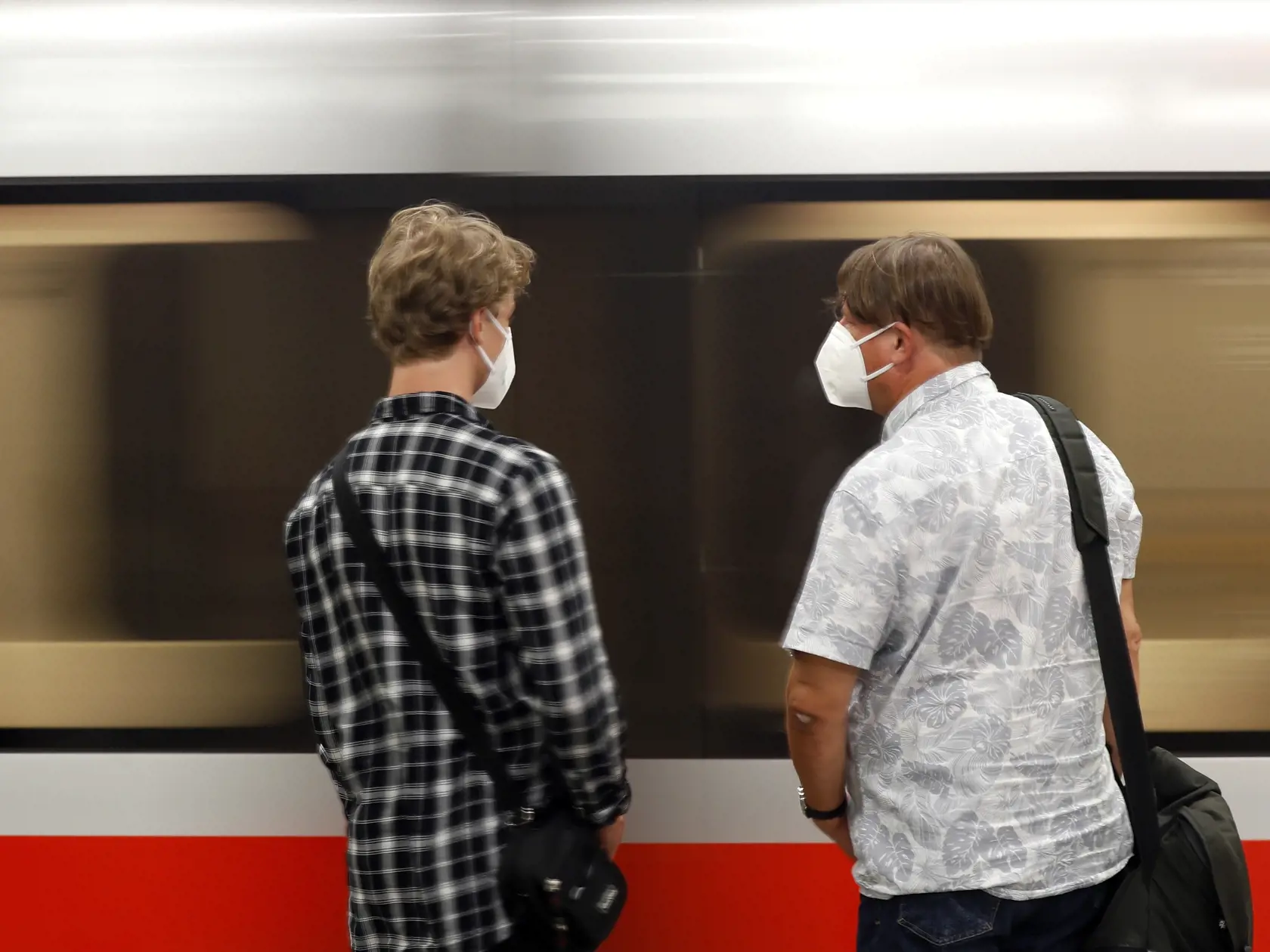 Muži s ochrannými rúškami čakajú na zastávke metra v Prahe vo štvrtok 17. septembra 2020. Počty potvrdených prípadov nákazy novým druhom koronavírusu lámu v Česku rekordy - do štvrtkového podvečera pribudlo 1710 nakazených.